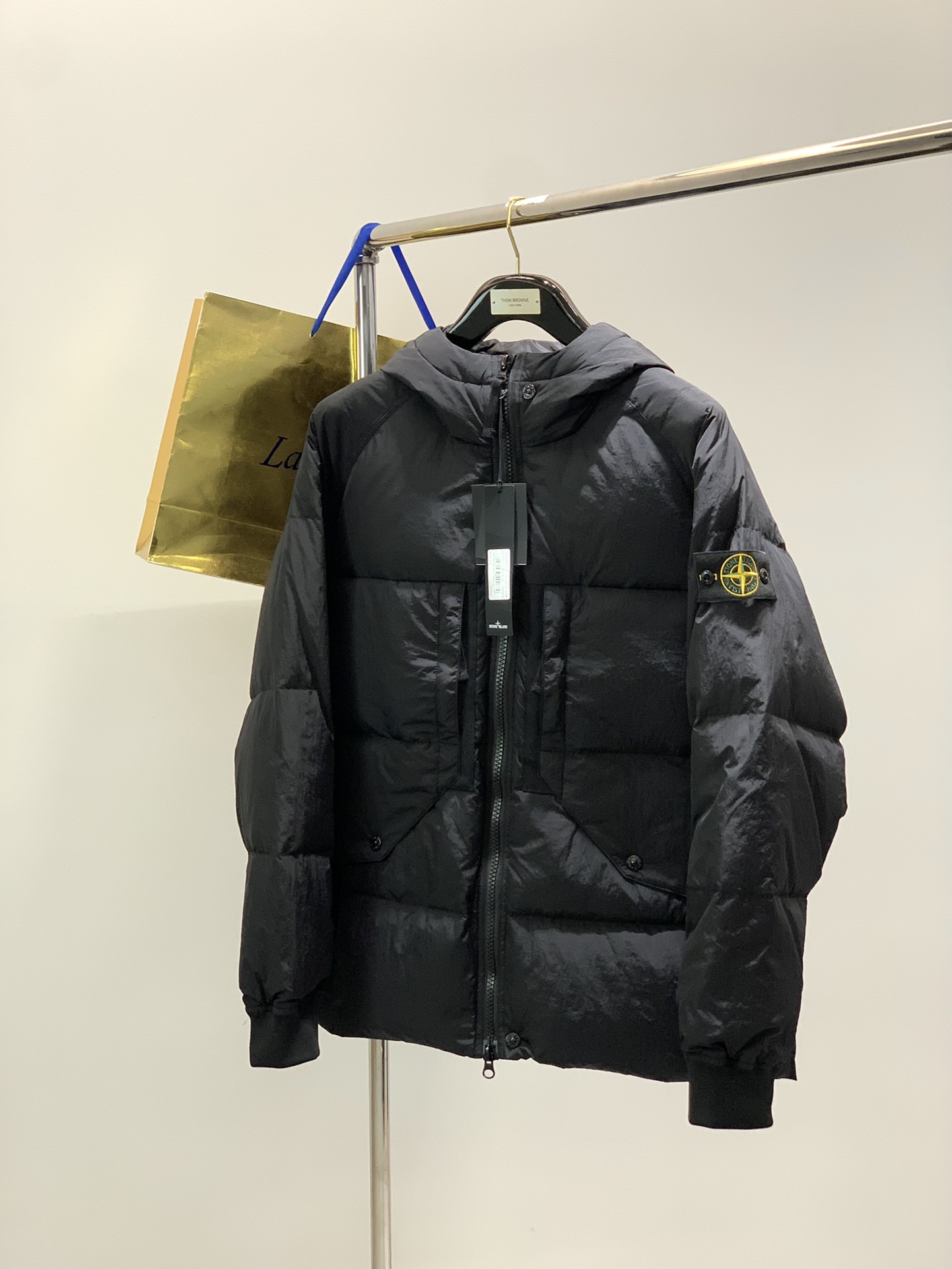 NO:624091,,Stone Island, the latest model for winter 2025, available at counters simultaneously, original goods, hot style fashionable casual hooded down jacket, imported original fabric, unique design, top embroidery craft letter pattern decorative logo, simple and fashionable, handsome upper body, complete three labels, size M-2XL,, down jacket, hats, alexander wang19860909,Stone Island 石头岛,2025冬季最新款,专柜同步有售,原单狠货,爆款时尚休闲连帽羽绒服,进口原版面料,独特设计,顶级刺绣工艺字母图案装饰logo,简约时尚 ,上身帅气,三标齐全, 码数M-2XL,,down jacket,hats,alexander wang,Men's clothing