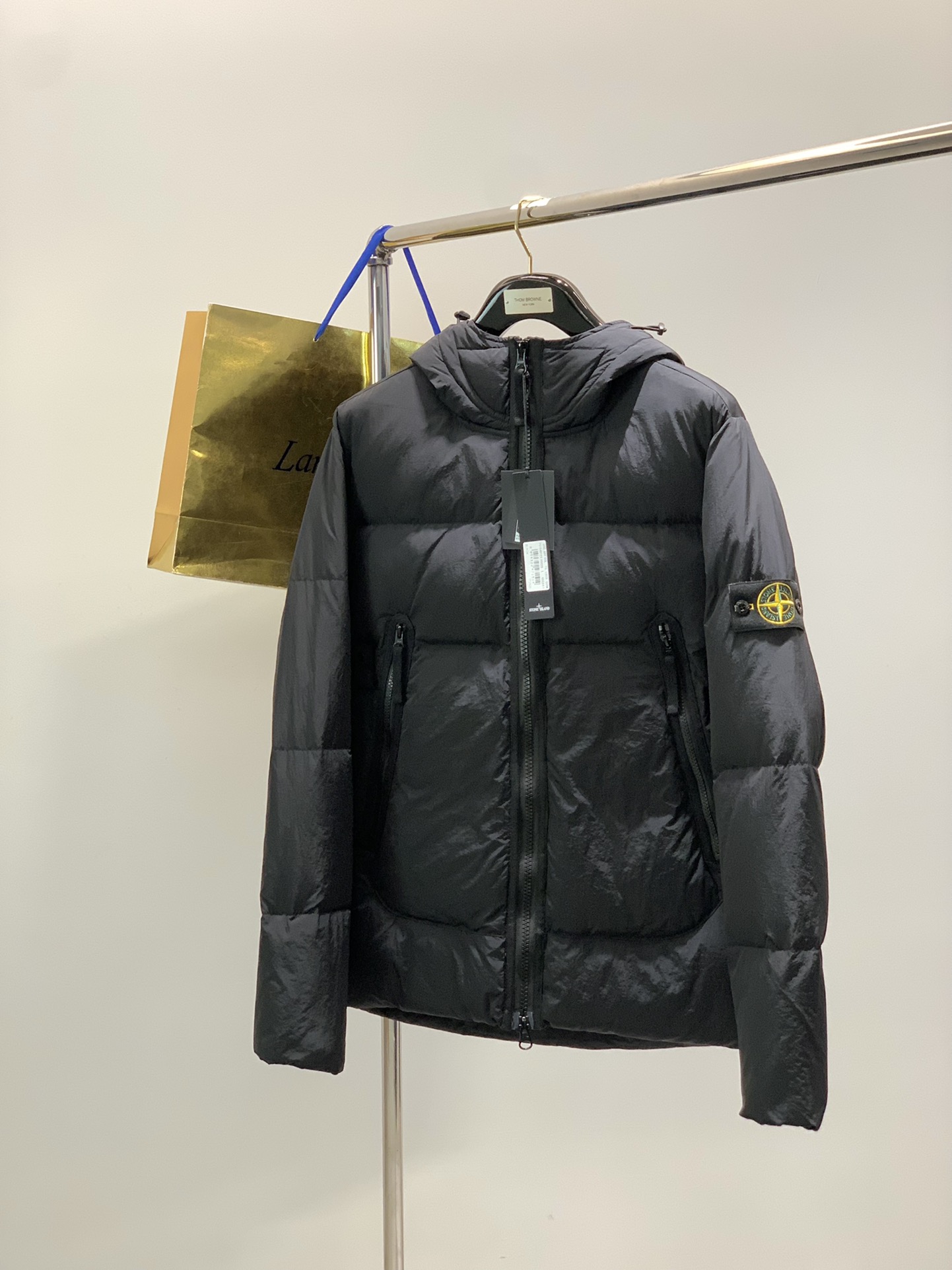 NO:624062,,Stone Island, the latest model for winter 2025, available at counters simultaneously, original goods, hot style fashionable casual hooded down jacket, imported original fabric, unique design, top embroidery craft letter pattern decorative logo, simple and fashionable, handsome upper body, complete three labels, size M-2XL,, down jacket, hats, alexander wang19860909,Stone Island 石头岛,2025冬季最新款,专柜同步有售,原单狠货,爆款时尚休闲连帽羽绒服,进口原版面料,独特设计,顶级刺绣工艺字母图案装饰logo,简约时尚 ,上身帅气,三标齐全, 码数M-2XL,,down jacket,hats,alexander wang,Men's clothing