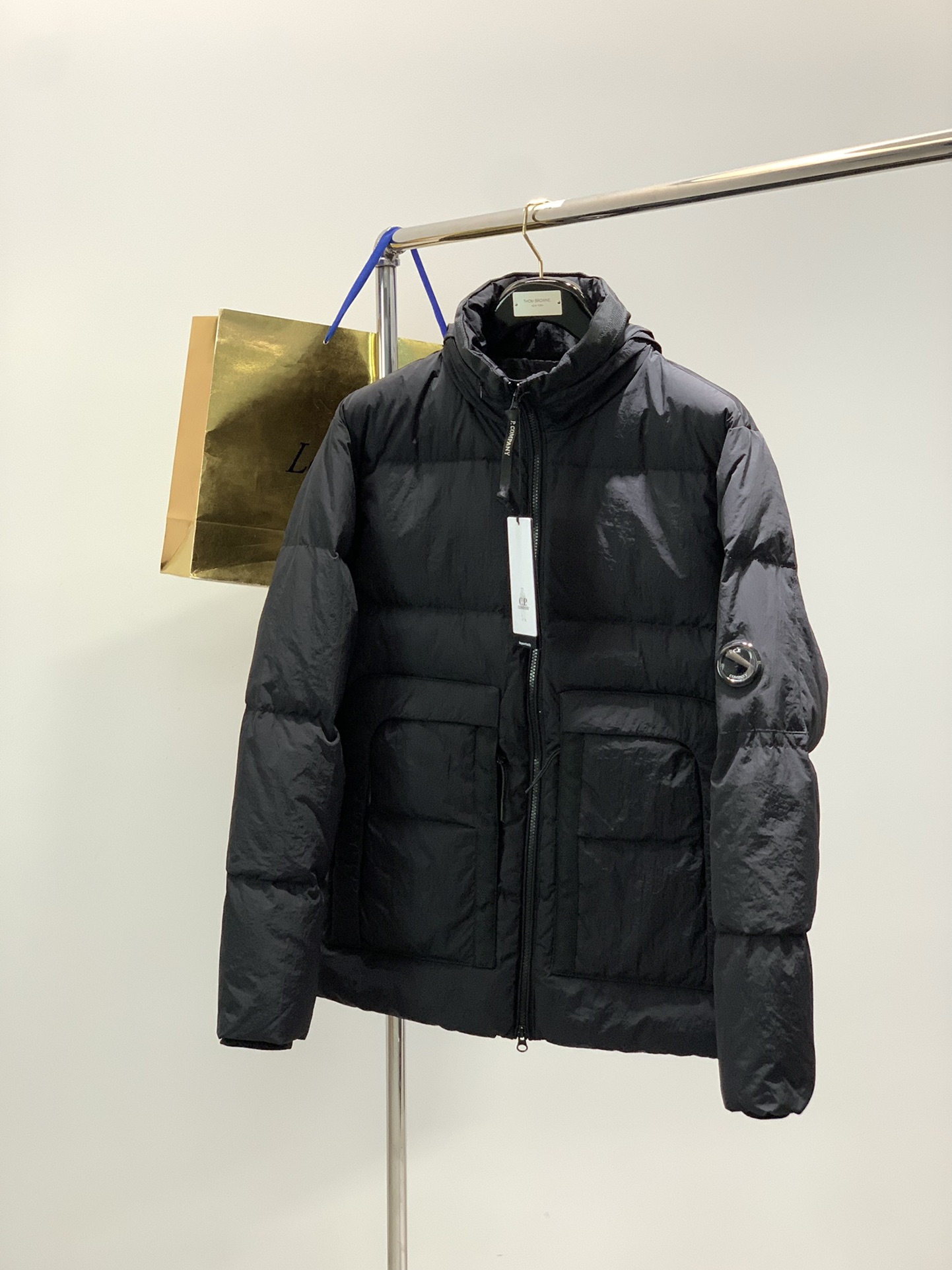 NO:624072,, C.P.Company Italian fashion brand, the latest products for winter 2025, CP is the originator of Italian functional trendy brands, available at counters at the same time, original goods, fashionable and casual hooded down jacket, using imported original fabrics, top-notch printing technology, letter pattern logo, extremely high grade, looks good at counters, fashionable and handsome upper body!  Size M-2XL,,down jacket,hats,alexander wang19860909,C.P.Company 意大利时尚品牌,2025冬季最新品,CP意大利机能潮牌鼻祖,专柜同步有售,原单狠货,时尚休闲连帽羽绒服,采用进口原版面料,顶级印花工艺字母图案logo,档次极高,专柜卖相,上身时尚帅气！码数M-2XL,,down jacket,hats,alexander wang,Men's clothing