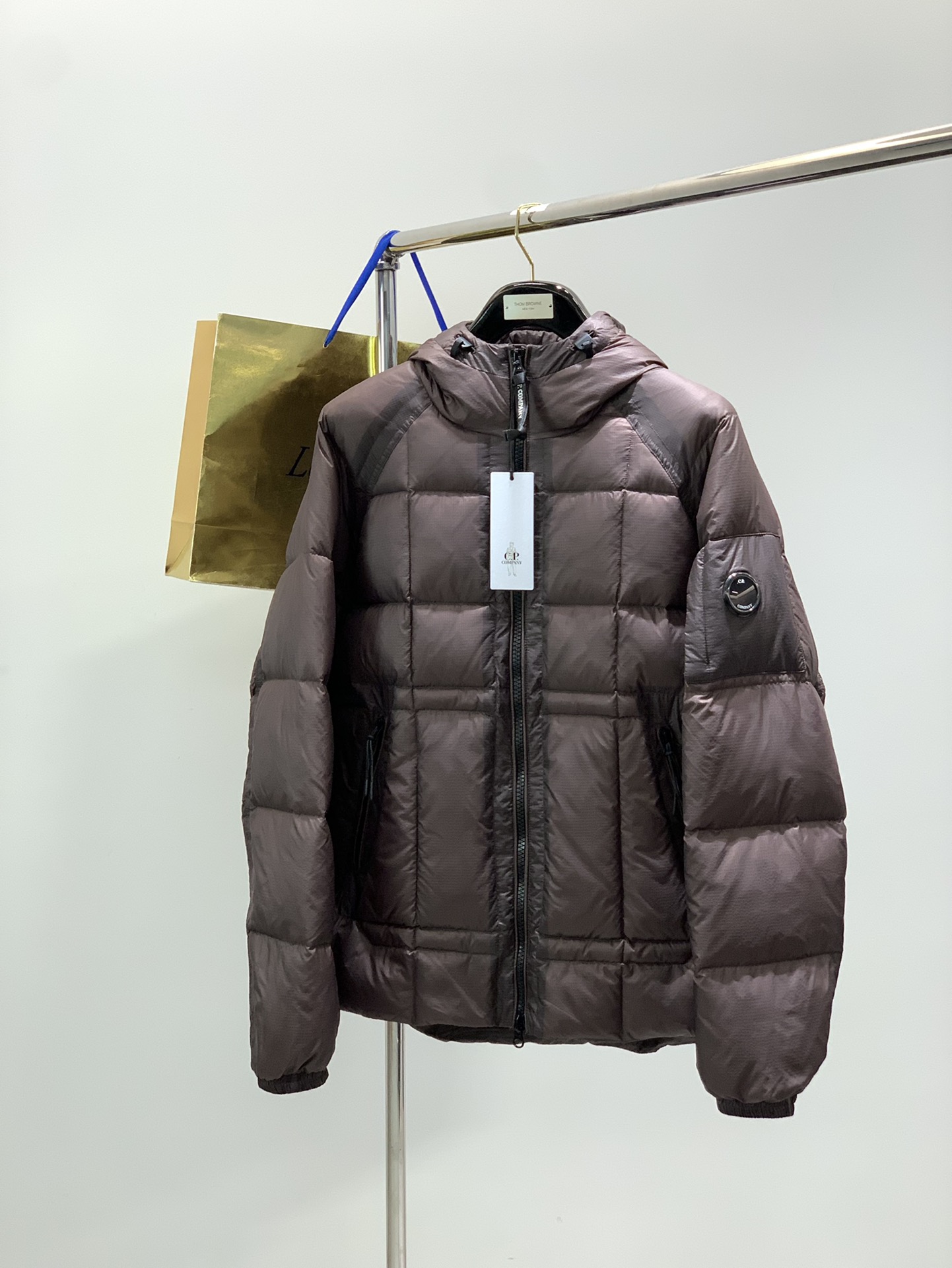 NO:624083,, C.P.Company Italian fashion brand, the latest products for winter 2025, CP is the originator of Italian functional trendy brands, available at counters at the same time, original goods, fashionable and casual hooded down jacket, using imported original fabrics, top-notch printing technology, letter pattern logo, extremely high grade, looks good at counters, fashionable and handsome upper body!  Size M-2XL,,down jacket,hats,alexander wang19860909,C.P.Company 意大利时尚品牌,2025冬季最新品,CP意大利机能潮牌鼻祖,专柜同步有售,原单狠货,时尚休闲连帽羽绒服,采用进口原版面料,顶级印花工艺字母图案logo,档次极高,专柜卖相,上身时尚帅气！码数M-2XL,,down jacket,hats,alexander wang,Men's clothing