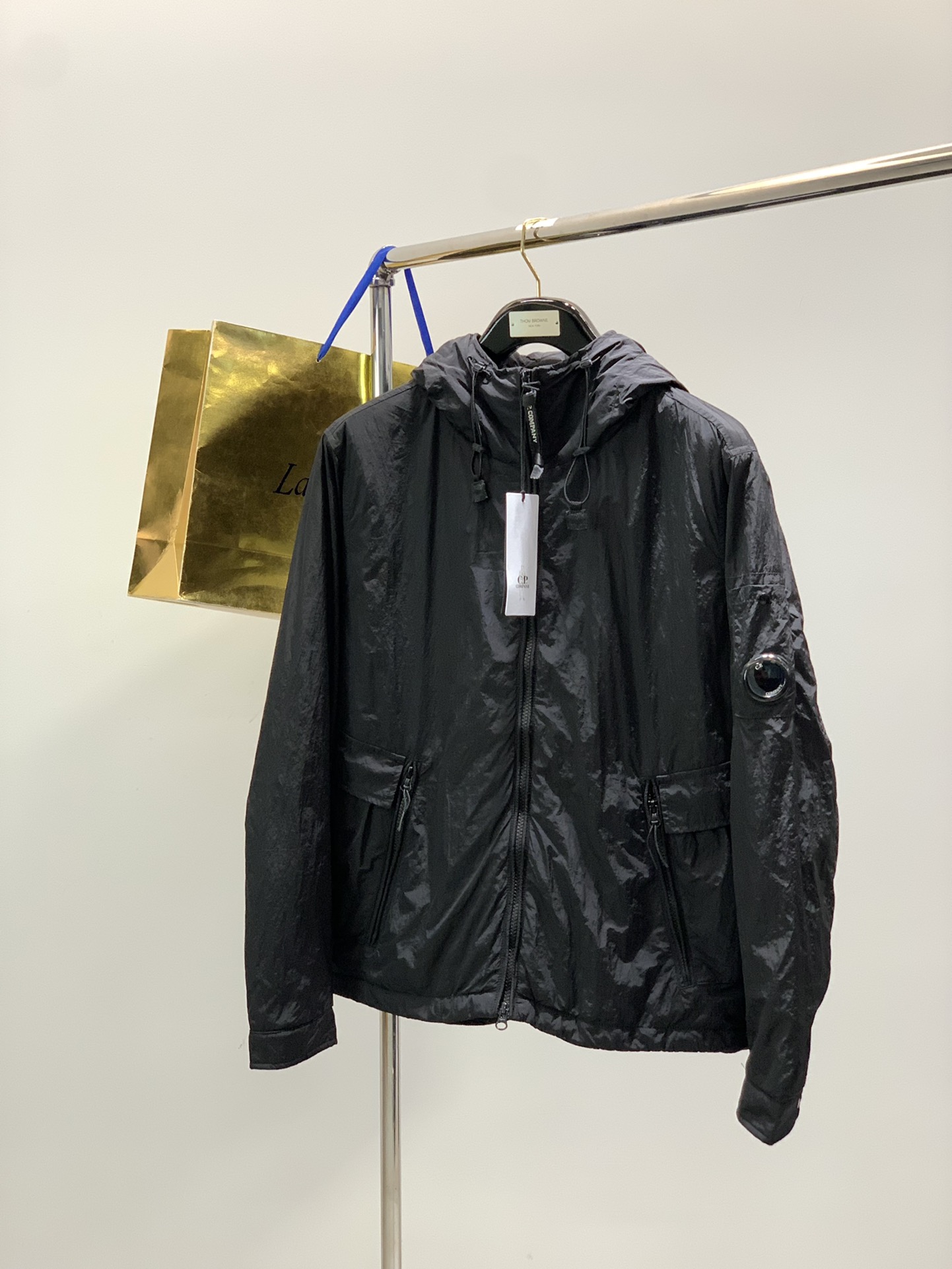 NO:624057,, C.P.Company, the Italian fashion brand, the latest product for winter 2025, the originator of CP Italian functional trendy brand, available at the counter simultaneously, original order, stylish and casual hooded cotton jacket, using imported original fabrics, top-notch printing technology, letter pattern logo, extremely high grade, looks good at the counter, and the upper body is fashionable and handsome!  2 colors recommended, size M-2XL,, jackets & coats, hats, alexander wang19860909,C.P.Company 意大利时尚品牌,2025冬季最新品,CP意大利机能潮牌鼻祖,专柜同步有售,原单狠货,时尚休闲连帽棉服外套,采用进口原版面料,顶级印花工艺字母图案logo,档次极高,专柜卖相,上身时尚帅气！2色推荐,码数M-2XL,,jackets & coats,hats,alexander wang,Men's clothing