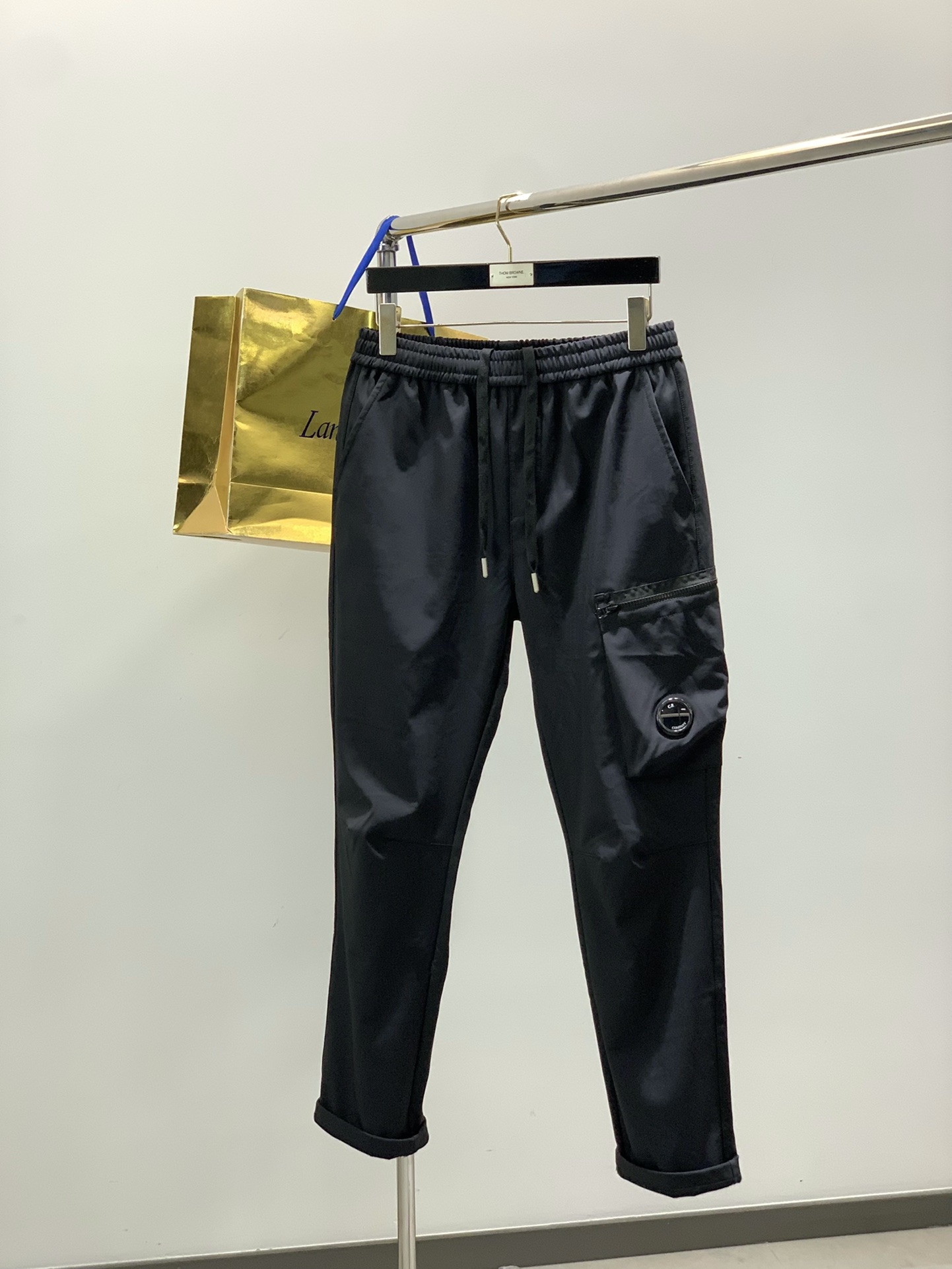 NO:624088,, C.P.Company Italian fashion brand, the latest products for winter 2025, CP is the originator of Italian functional trendy brands, available at counters simultaneously, original goods, fashionable velvet casual pants, using imported original fabrics, top-notch printing technology, letter pattern logo, extremely high grade, looks good at counters, fashionable and handsome upper body!  Size M-2XL,,alexander wang19860909,C.P.Company 意大利时尚品牌,2025冬季最新品,CP意大利机能潮牌鼻祖,专柜同步有售,原单狠货,时尚绒休闲裤,采用进口原版面料,顶级印花工艺字母图案logo,档次极高,专柜卖相,上身时尚帅气！码数M-2XL,,alexander wang,Men's clothing