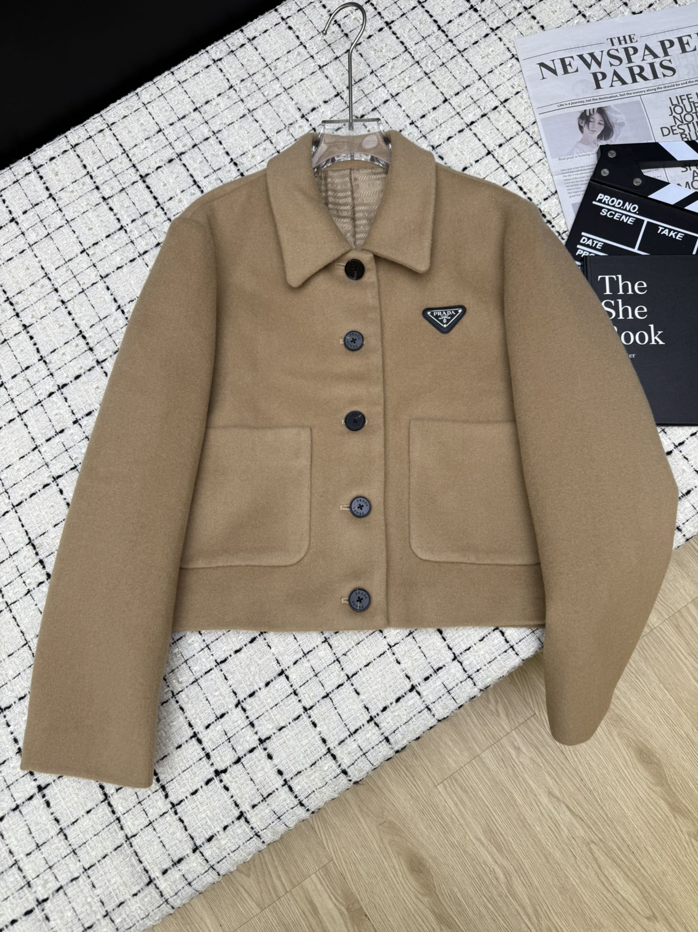 NO:628641,prad*25 new product Versatile three-color wool right-shoulder jacket. Wide and stiff three-dimensional version. Very decent tailoring. The right-shoulder design modifies the shoulder and neck lines. The short style can easily lengthen the height ratio. The two-pocket design is beautiful and practical. The colors are versatile and easy to control various styles. Three-color SML,, prada, jackets & coats, alexander wang19860909prad*25新品 百搭三色羊毛正肩外套 阔版硬挺立体的版型 剪裁非常得体 正肩设计修饰肩颈线条 短款轻松拉长身高比例 两口袋设计好看又实用 颜色百搭轻松驾驭各种风格搭配 三色SML,,prada,jackets & coats,alexander wang,Women's clothing