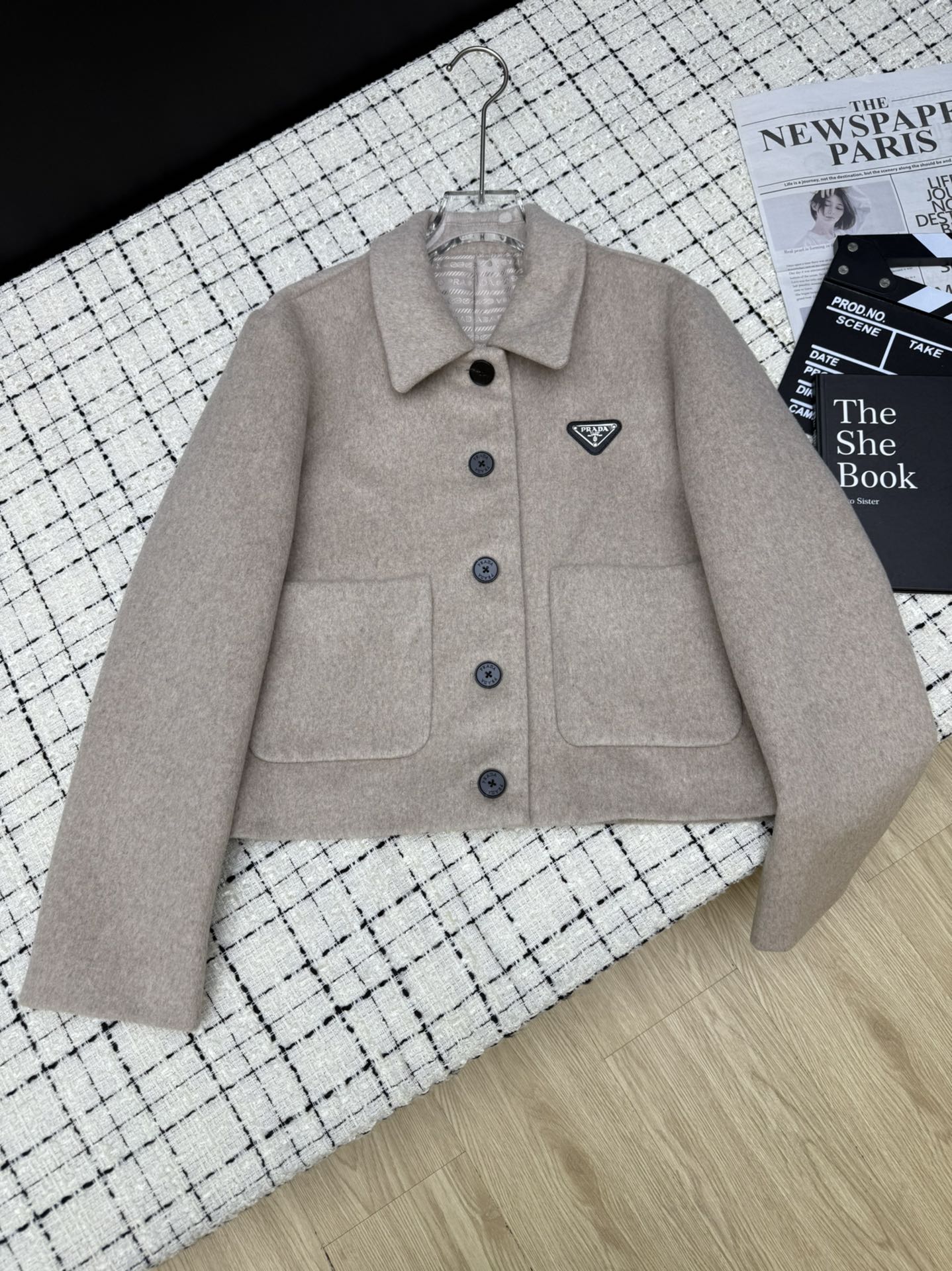 NO:628609,prad*25 new product Versatile three-color wool right-shoulder jacket. Wide and stiff three-dimensional version. Very decent tailoring. The right-shoulder design modifies the shoulder and neck lines. The short style can easily lengthen the height ratio. The two-pocket design is beautiful and practical. The colors are versatile and easy to control various styles. Three-color SML,, prada, jackets & coats, alexander wang19860909prad*25新品 百搭三色羊毛正肩外套 阔版硬挺立体的版型 剪裁非常得体 正肩设计修饰肩颈线条 短款轻松拉长身高比例 两口袋设计好看又实用 颜色百搭轻松驾驭各种风格搭配 三色SML,,prada,jackets & coats,alexander wang,Women's clothing