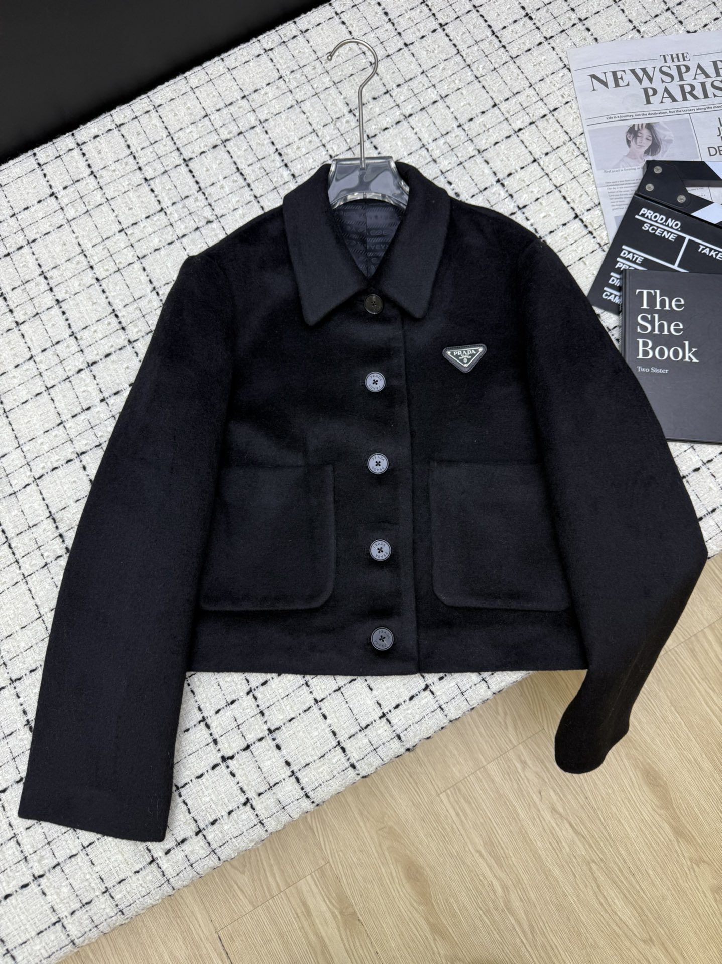 NO:628625,prad*25 new product Versatile three-color wool right-shoulder jacket. Wide and stiff three-dimensional version. Very decent tailoring. The right-shoulder design modifies the shoulder and neck lines. The short style can easily elongate the height ratio. The two-pocket design is good-looking and practical. The color is versatile and can easily be matched with various styles. Three-color SML,, prada, jackets & coats, alexander wang19860909prad*25新品 百搭三色羊毛正肩外套 阔版硬挺立体的版型 剪裁非常得体 正肩设计修饰肩颈线条 短款轻松拉长身高比例 两口袋设计好看又实用 颜百搭轻松驾驭各种风格搭配 三色SML,,prada,jackets & coats,alexander wang,Women's clothing