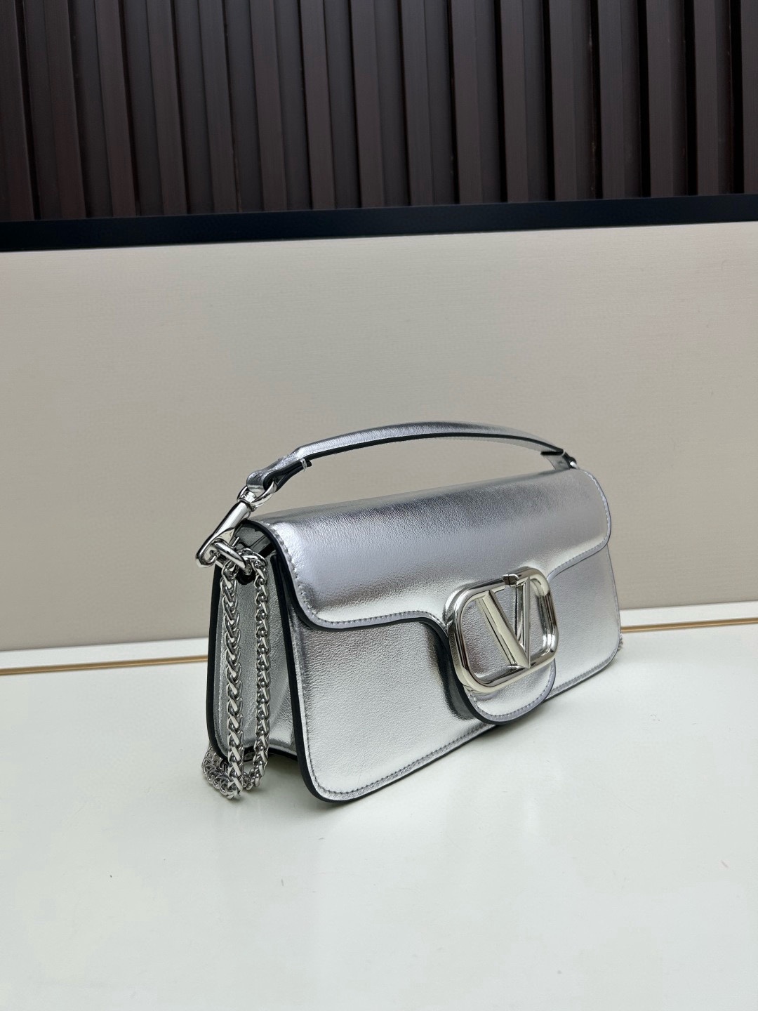 经典包袋升级，占据街头焦点。标志性铆钉点缀包身与包带，再来点新颜色瞧瞧，解锁无限搭配可能！金属链条和细腻