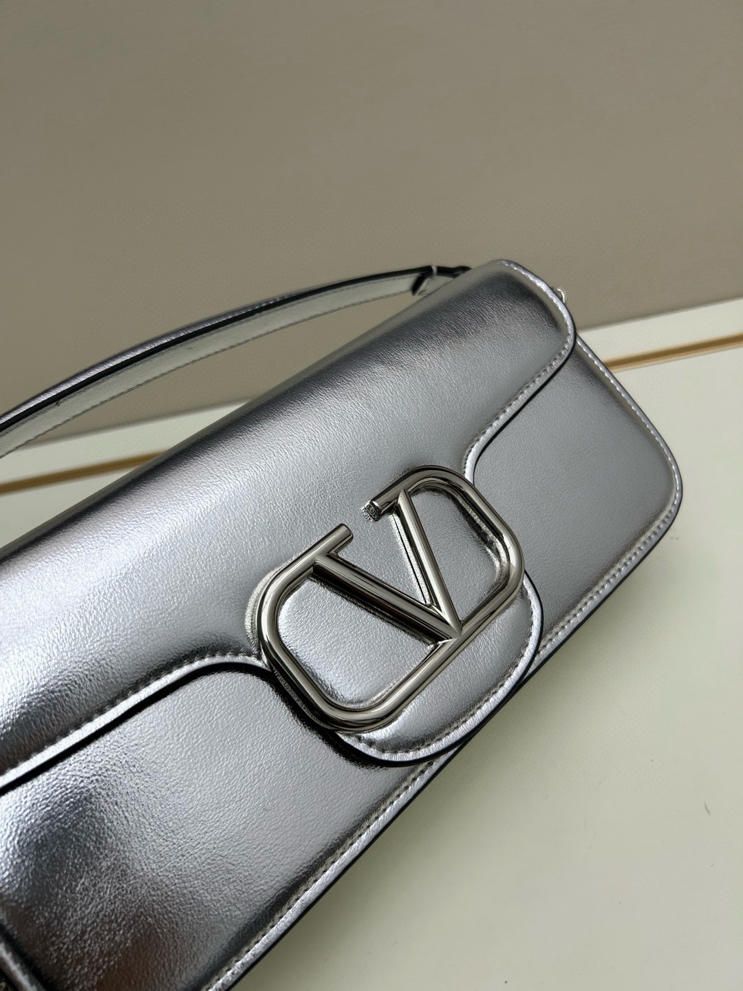 经典包袋升级，占据街头焦点。标志性铆钉点缀包身与包带，再来点新颜色瞧瞧，解锁无限搭配可能！金属链条和细腻