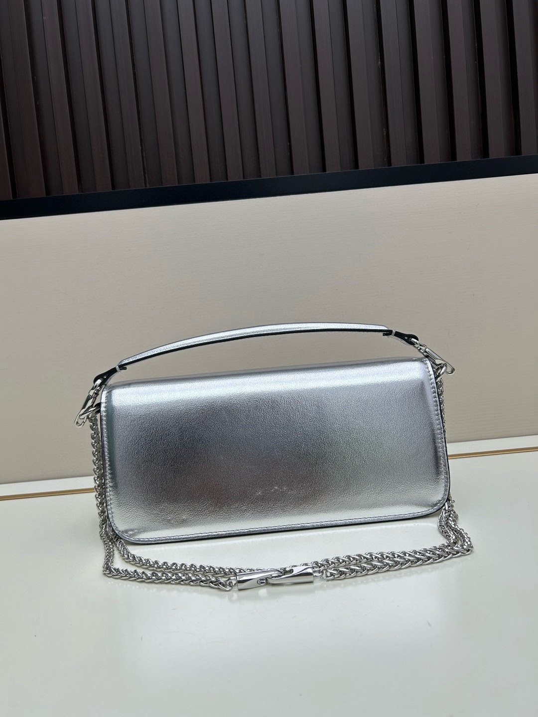 经典包袋升级，占据街头焦点。标志性铆钉点缀包身与包带，再来点新颜色瞧瞧，解锁无限搭配可能！金属链条和细腻