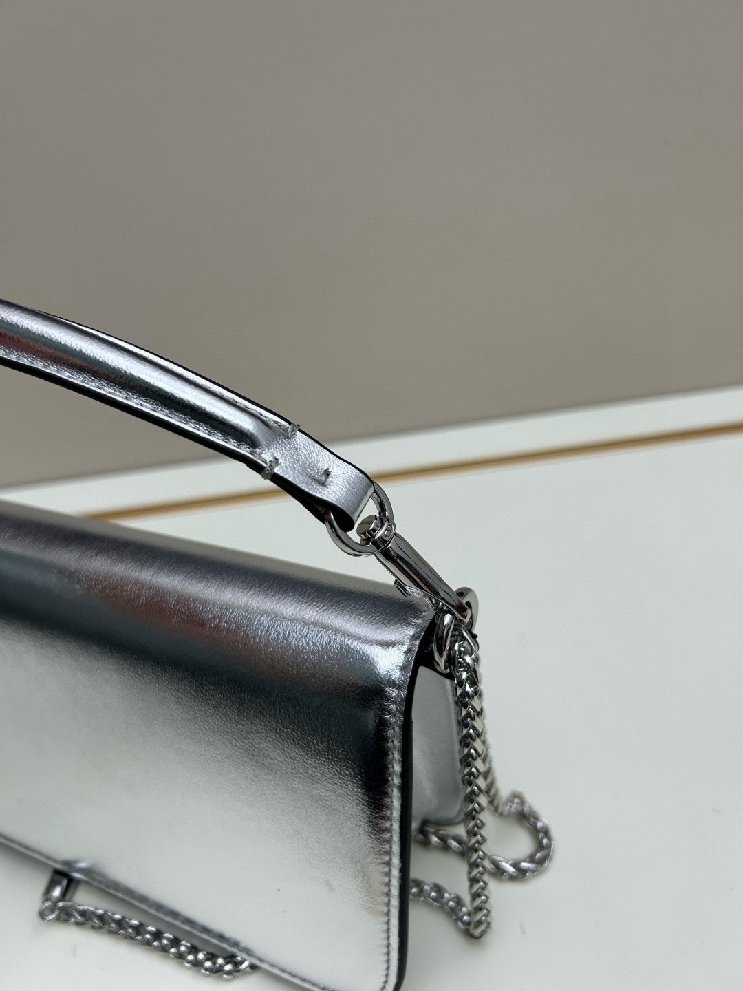 经典包袋升级，占据街头焦点。标志性铆钉点缀包身与包带，再来点新颜色瞧瞧，解锁无限搭配可能！金属链条和细腻