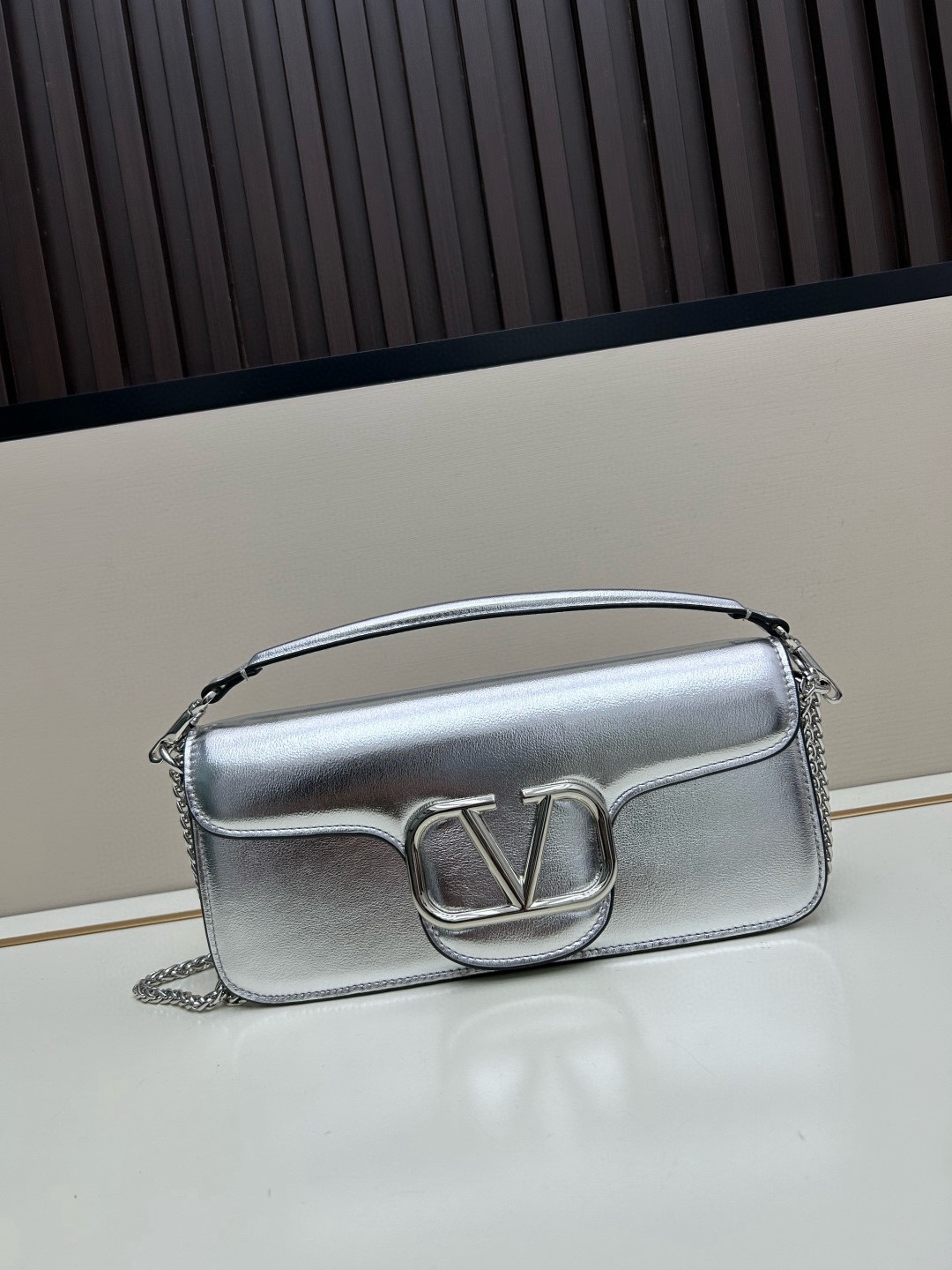 经典包袋升级，占据街头焦点。标志性铆钉点缀包身与包带，再来点新颜色瞧瞧，解锁无限搭配可能！金属链条和细腻