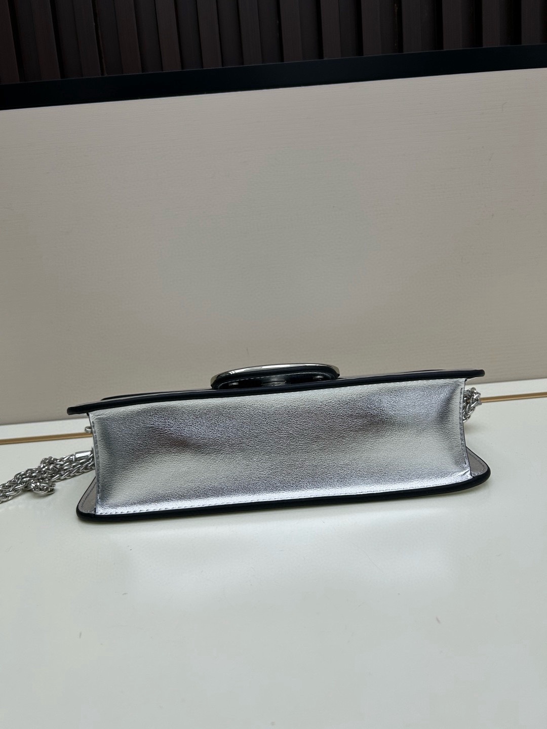 经典包袋升级，占据街头焦点。标志性铆钉点缀包身与包带，再来点新颜色瞧瞧，解锁无限搭配可能！金属链条和细腻