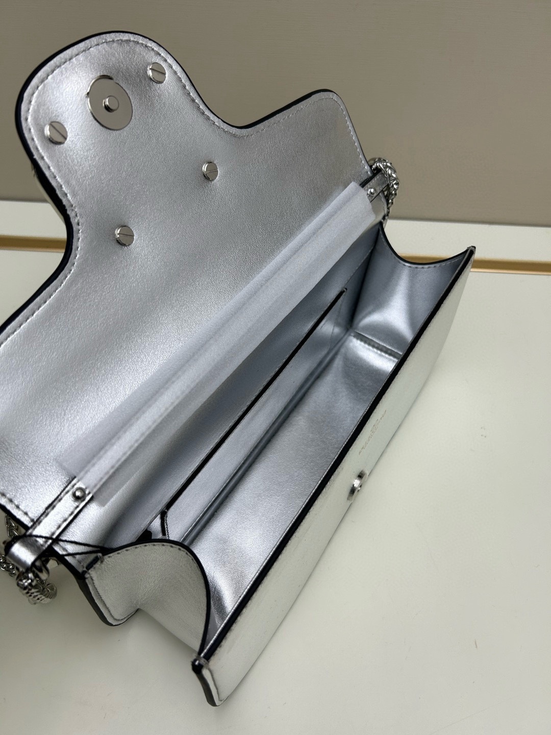 经典包袋升级，占据街头焦点。标志性铆钉点缀包身与包带，再来点新颜色瞧瞧，解锁无限搭配可能！金属链条和细腻