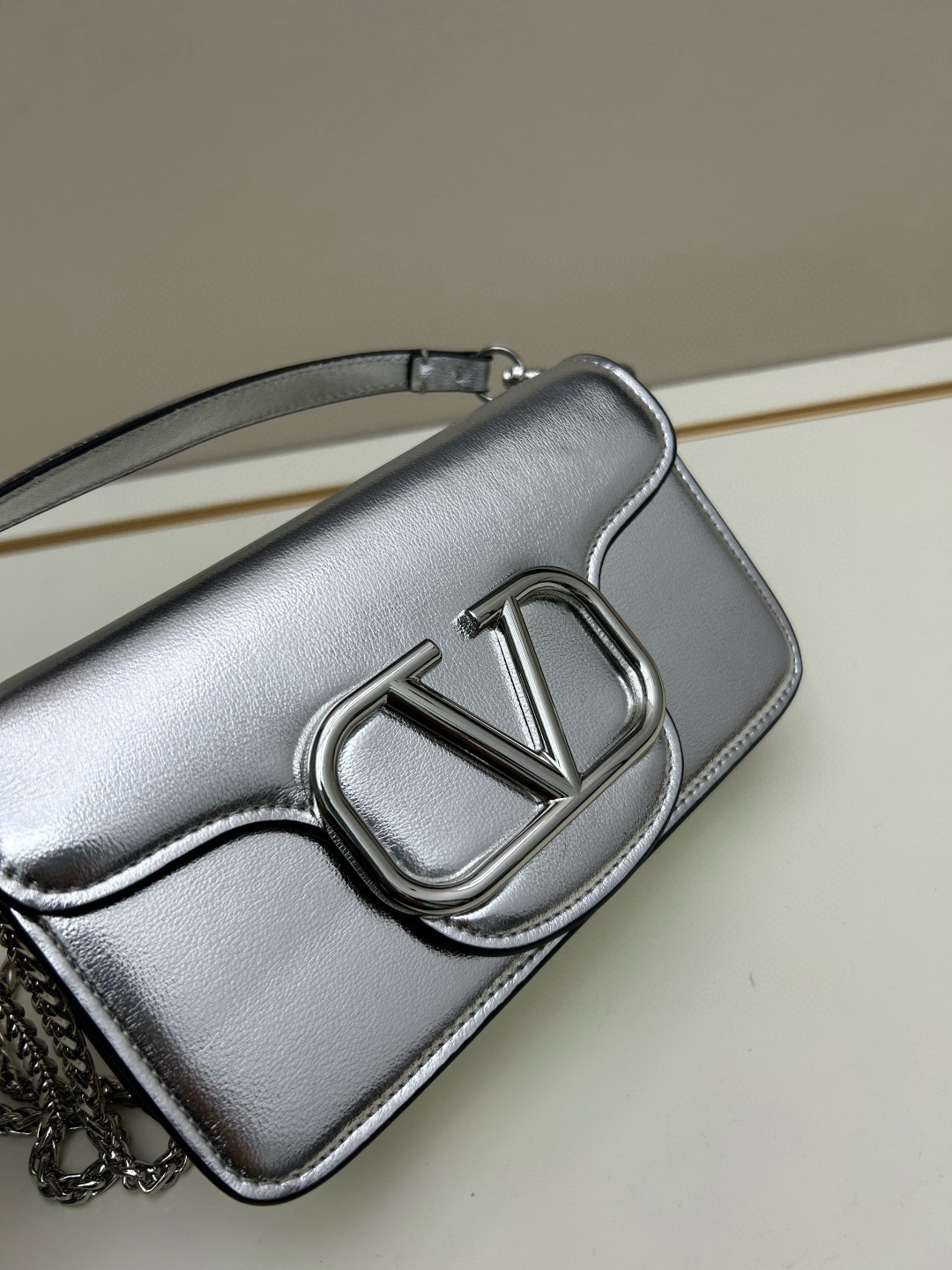 小号VALENTINO华家 女士MINILOCO 小牛皮新品 金属链条和细腻皮革组成别致双提柄，还可拆除