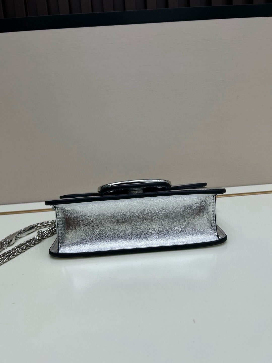 小号VALENTINO华家 女士MINILOCO 小牛皮新品 金属链条和细腻皮革组成别致双提柄，还可拆除