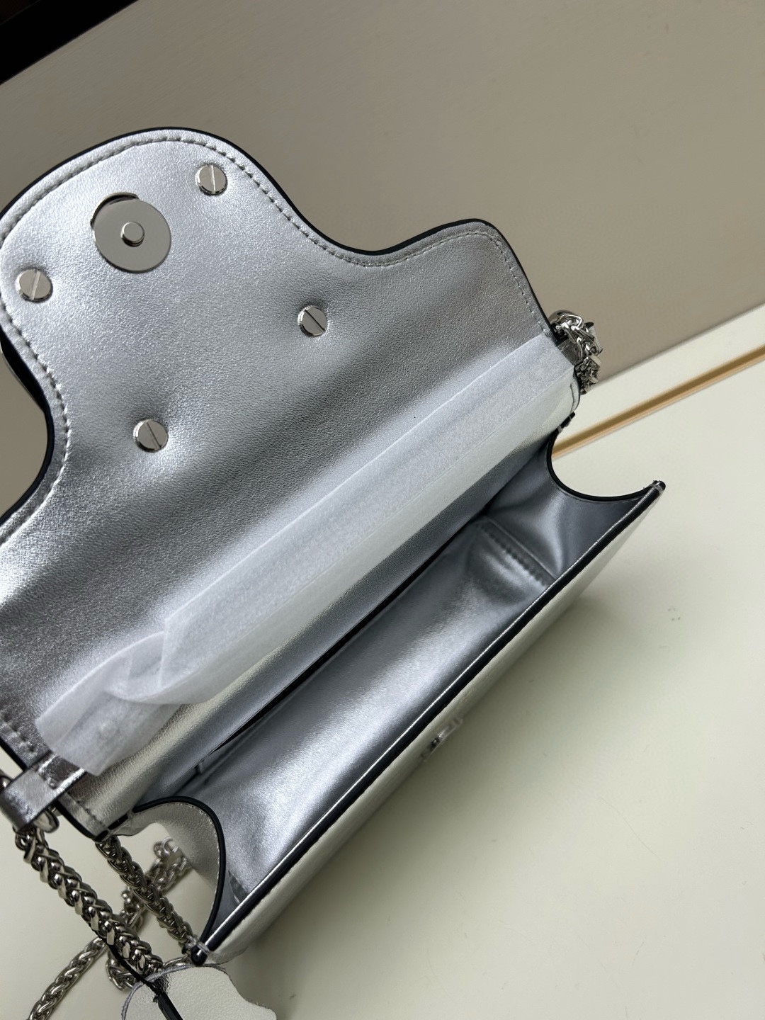 小号VALENTINO华家 女士MINILOCO 小牛皮新品 金属链条和细腻皮革组成别致双提柄，还可拆除