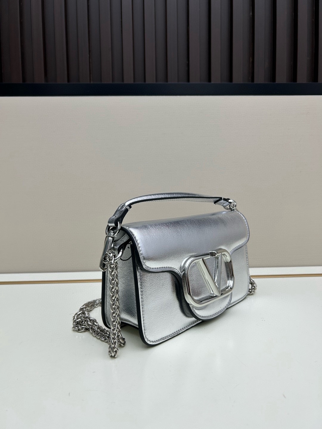 小号VALENTINO华家 女士MINILOCO 小牛皮新品 金属链条和细腻皮革组成别致双提柄，还可拆除
