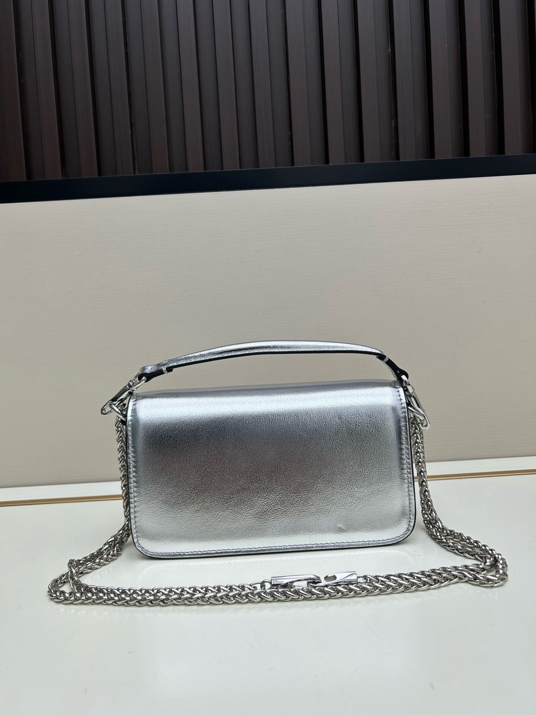 小号VALENTINO华家 女士MINILOCO 小牛皮新品 金属链条和细腻皮革组成别致双提柄，还可拆除