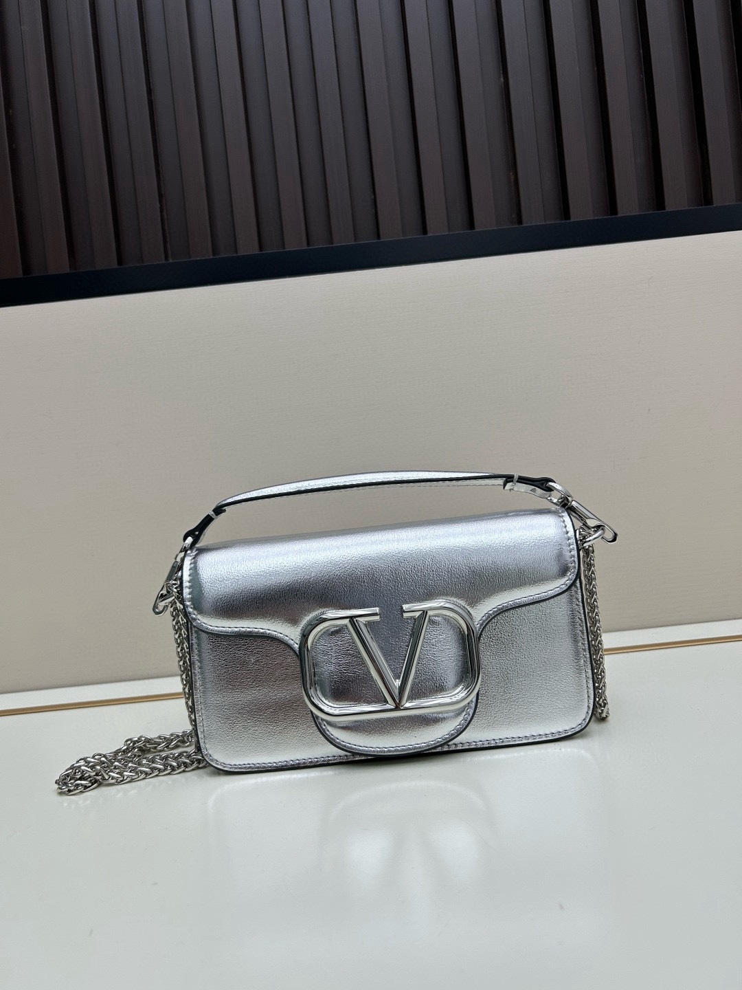 小号VALENTINO华家 女士MINILOCO 小牛皮新品 金属链条和细腻皮革组成别致双提柄，还可拆除