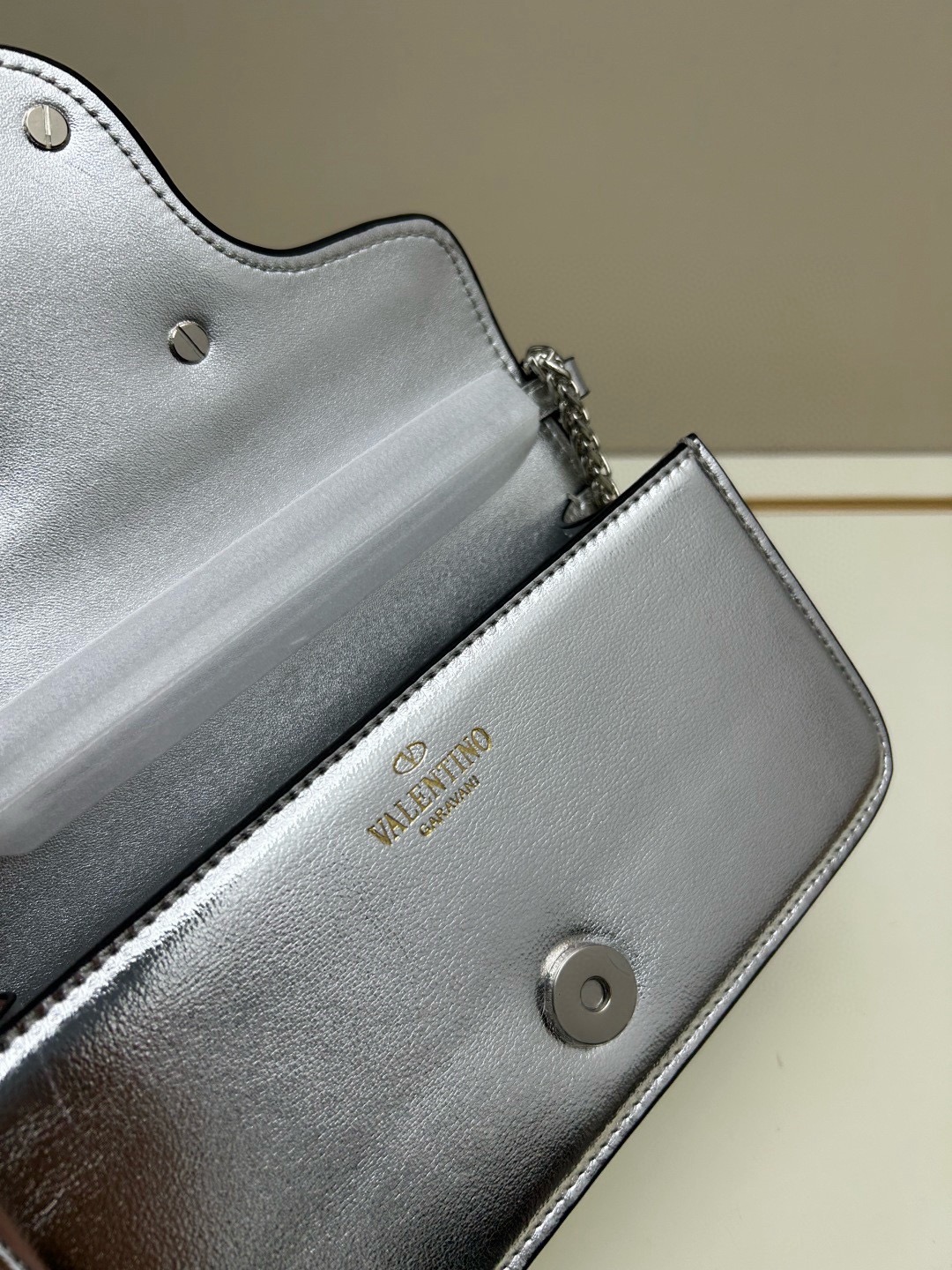 小号VALENTINO华家 女士MINILOCO 小牛皮新品 金属链条和细腻皮革组成别致双提柄，还可拆除