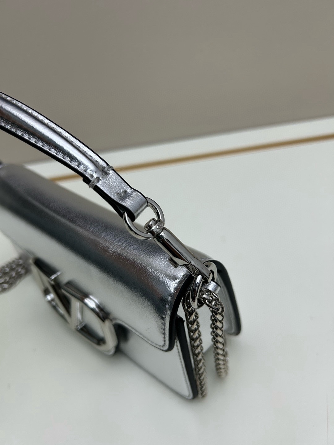 小号VALENTINO华家 女士MINILOCO 小牛皮新品 金属链条和细腻皮革组成别致双提柄，还可拆除