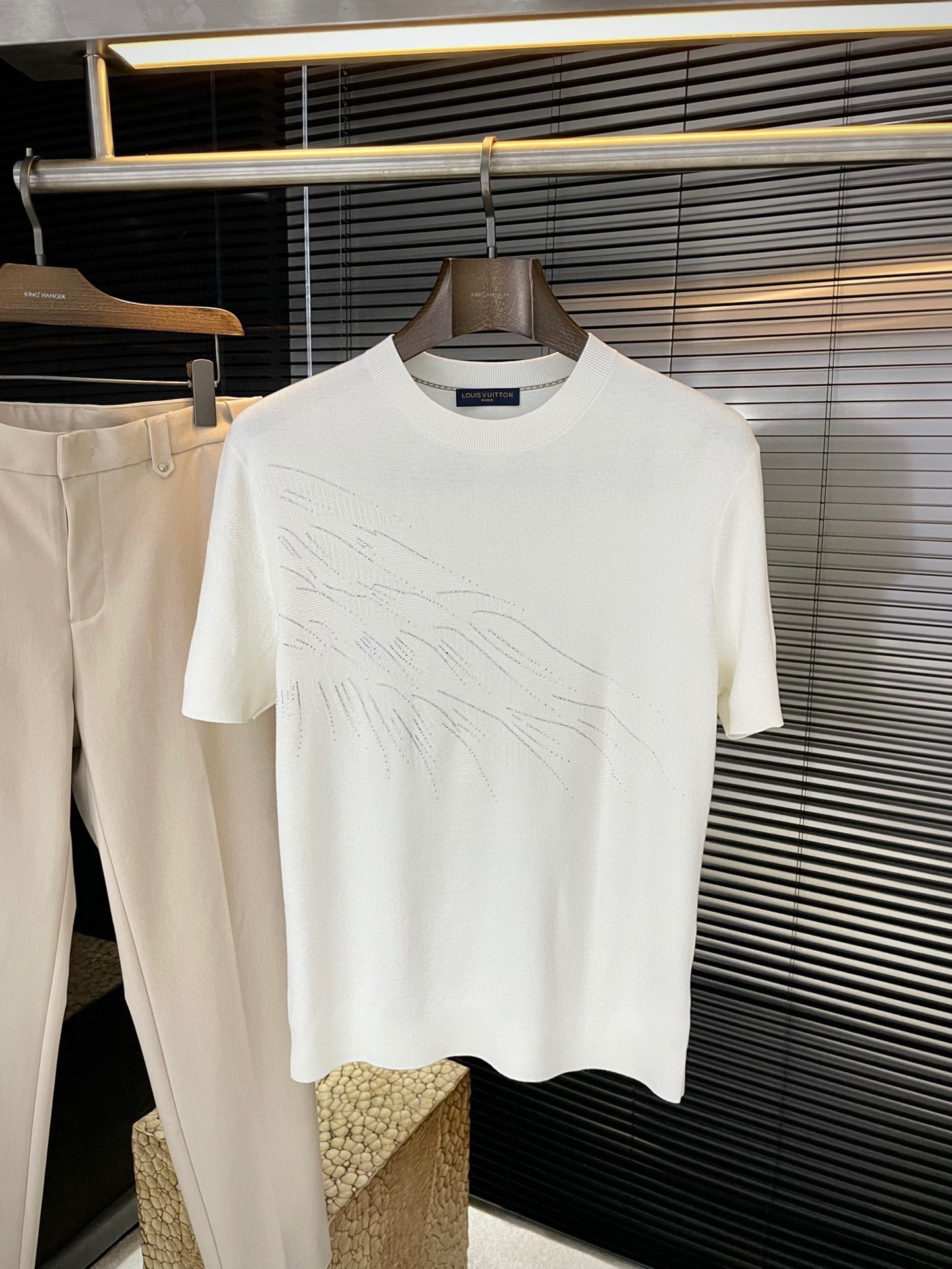 NO:624003,P LOUIS VU (Louis) VIP advanced customization Autumn new short-sleeved base. Versatile style. Anyone can easily control it. The fabric is fully customized. High-count customized Yilite fabric. The fabric feels soft, and the upper body is comfortable and soft. The simple style is very classy, ​​simple and stylish, and the tailoring is slim. It is very refined, shows aura, and will highlight the sophistication of business men!  Size M-3XL,,louis vuitton,louis vuitton,T-shirt,alexander wang19860909P  LOUIS VU（路易）VIP高级定制 秋季新款短袖打底 百搭款式 任何人都可以轻松驾驭 面料全订制工艺 高支定制伊力特面料 面料手感柔软,上身舒适柔软 简约的款式非常显档次,简约个性时尚,版型剪裁属于修身款 非常精致,显气场,又会凸显商务男士的精致！尺码 M-3XL,,louis vuitton,louis vuitton,T-shirt,alexander wang,Men's clothing