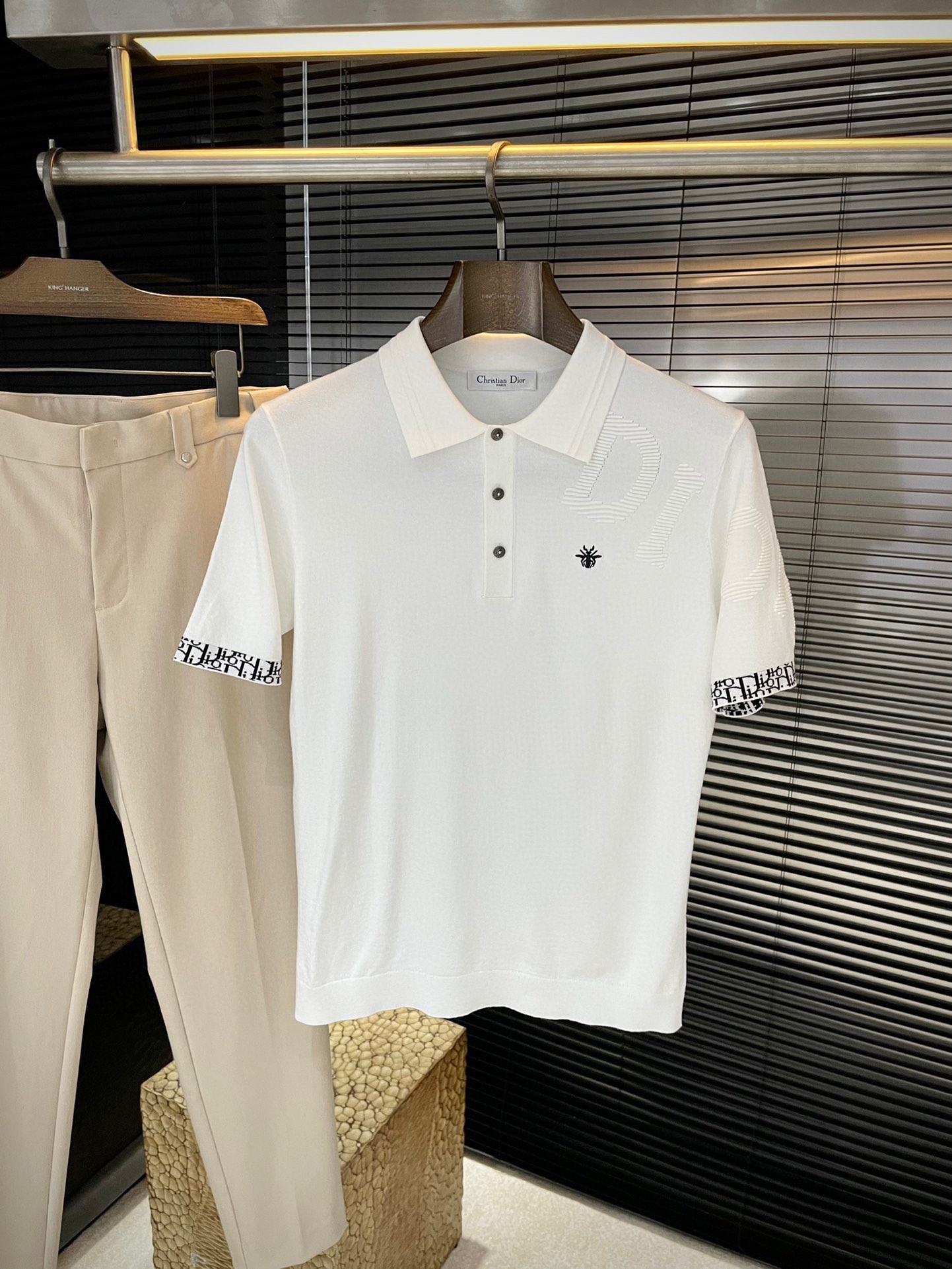 NO:624008,P Dio-(Dior) VIP advanced customization Autumn new short-sleeved bottoming PoLo Versatile style Anyone can easily control the fabric Fully customized technology High-count customized viscose fabric The fabric feels soft, the upper body is comfortable and soft The simple style is very classy, ​​simple and stylish, the tailoring is slim-fitting It is very refined, shows aura, and highlights the sophistication of business men!  Size M-3XL,,dior,dior,T-shirt,alexander wang19860909P  Dio-（迪奥）VIP高级定制 秋季新款短袖打底PoLo 百搭款式 任何人都可以轻松驾驭 面料全订制工艺 高支定制粘纤面料 面料手感柔软,上身舒适柔软 简约的款式非常显档次,简约个性时尚,版型剪裁属于修身款 非常精致,显气场,又会凸显商务男士的精致！尺码 M-3XL,,dior,dior,T-shirt,alexander wang,Men's clothing