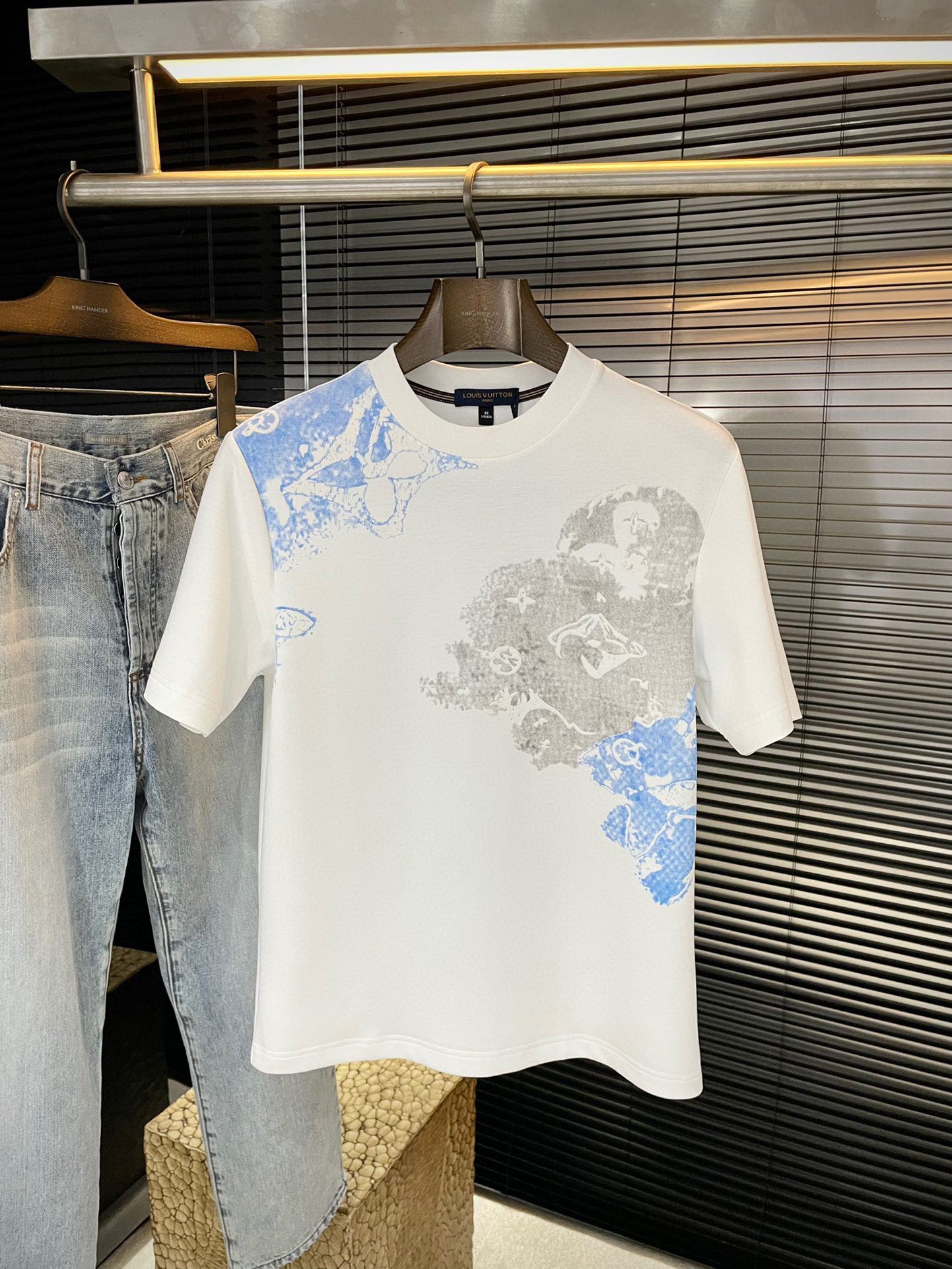 NO:623967,P LOUIS VU (Louis) VIP advanced customization Autumn new short-sleeved base. Versatile style. Anyone can easily control it. The fabric is fully customized. High-count customized viscose fabric. The fabric feels soft, and the upper body is comfortable and soft. The simple style is very classy, ​​simple and stylish, and the tailoring is slim. It is very refined, shows aura, and will highlight the sophistication of business men!  Size M-3XL,,louis vuitton,louis vuitton,T-shirt,alexander wang19860909P  LOUIS VU（路易）VIP高级定制 秋季新款短袖打底 百搭款式 任何人都可以轻松驾驭 面料全订制工艺 高支定制粘纤面料 面料手感柔软,上身舒适柔软 简约的款式非常显档次,简约个性时尚,版型剪裁属于修身款 非常精致,显气场,又会凸显商务男士的精致！尺码 M-3XL,,louis vuitton,louis vuitton,T-shirt,alexander wang,Men's clothing