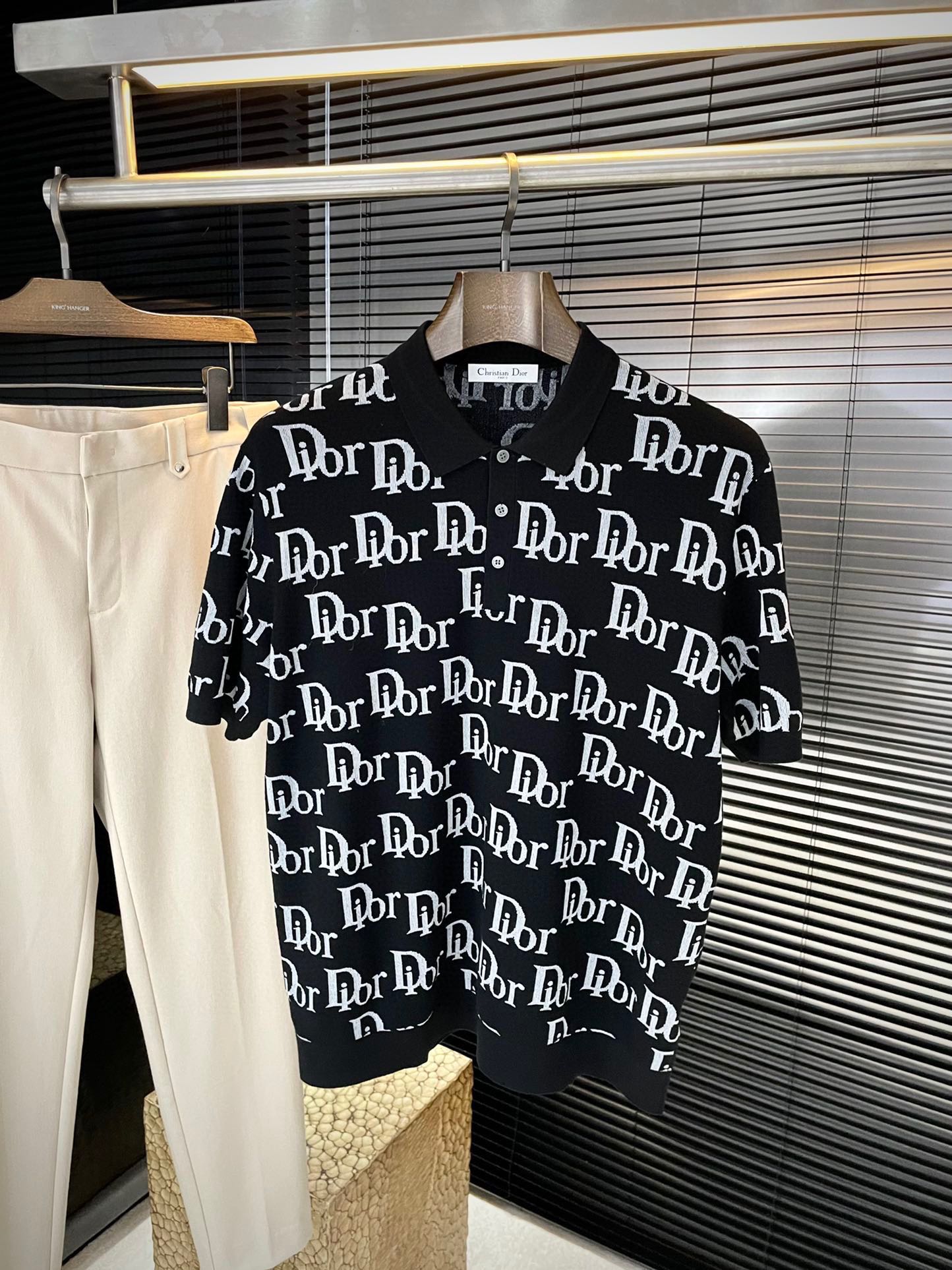 NO:623971,P Dio - (Dior) VIP advanced customization Autumn new short-sleeved bottoming PoLo shirt. Versatile style. Anyone can easily control it. The fabric is fully customized. High-count customized mulberry silk Lyocell fabric. The fabric feels soft, and the upper body is comfortable and soft. The simple style is very classy, ​​simple and stylish, and the tailoring is slim. It is very refined, shows aura, and will highlight the sophistication of business men!  Size M-3XL,,dior,dior,T-shirt,alexander wang19860909P  Dio-（迪奥）VIP高级定制 秋季新款短袖打底PoLo衫 百搭款式 任何人都可以轻松驾驭 面料全订制工艺 高支定制桑蚕丝莱赛尔面料 面料手感柔软,上身舒适柔软 简约的款式非常显档次,简约个性时尚,版型剪裁属于修身款 非常精致,显气场,又会凸显商务男士的精致！尺码 M-3XL,,dior,dior,T-shirt,alexander wang,Men's clothing