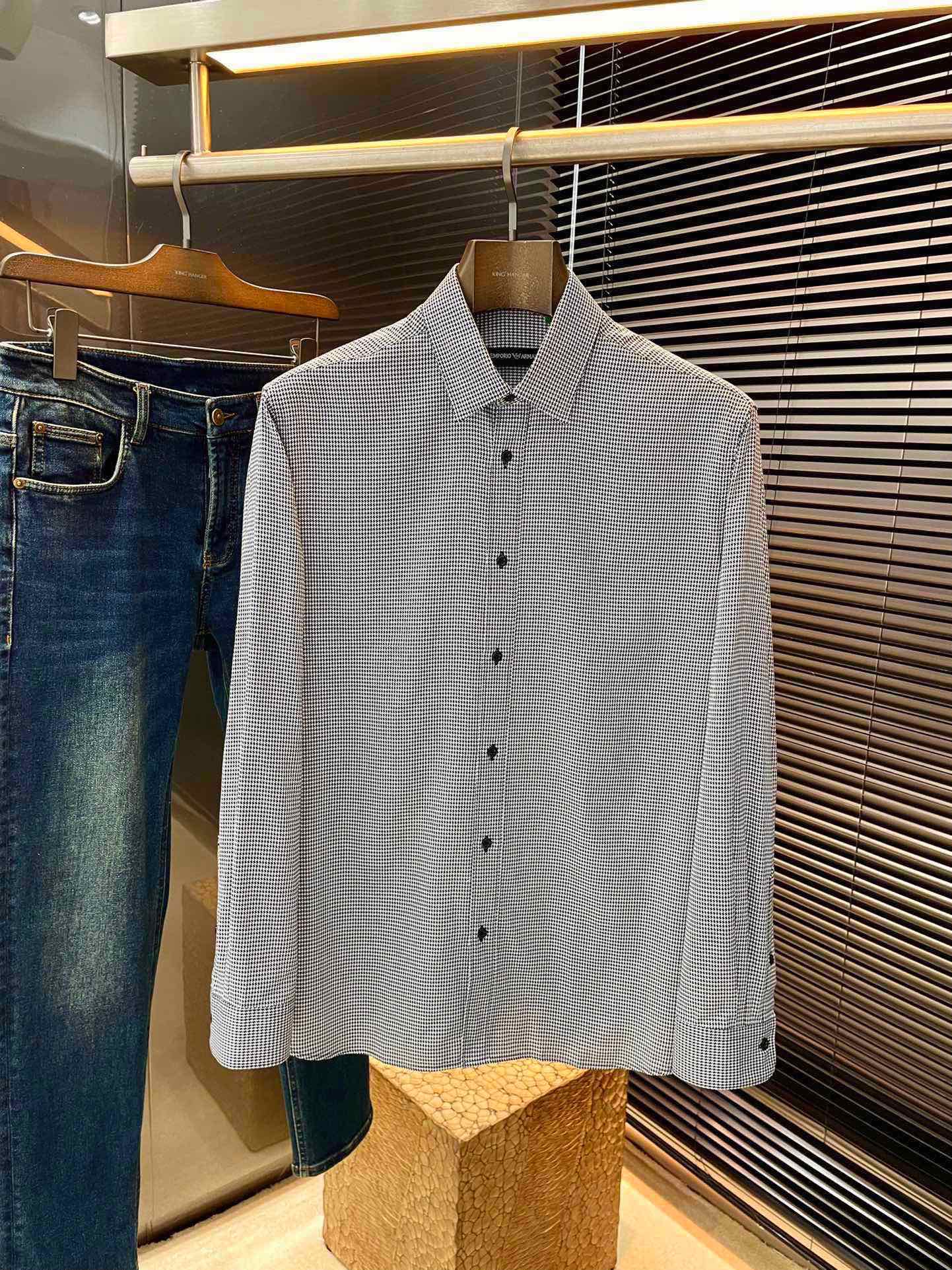 NO:623977,P EmporioArmin - (Armani) new autumn product, the same style as the stars, while reinterpreting classic elements, the latest trend accessories are favored by fashion people. The simple style makes you more personalized, and the cotton fabric shows the elegant gentleman style. The special shirt fabric presents you with a different haute couture shirt. It is soft and skin-friendly, feels smooth and delicate, wears straight, and the tailoring is SLIM FIT. It is absolutely crisp and handsome!  It is a slim-fitting style and is a good choice for daily wear or business occasions. It is high-quality and is perfect for business and casual wear!  Size 48-58,,armani,shirts,alexander wang19860909P  EmporioArmin-（阿玛尼）秋季新品 明星同款 重新诠释经典元素的同时,最新潮流配饰 时尚人士的青睐 简约的风格令您更具个性,棉面料展现典雅绅士风范.特殊的衬衫面料为你呈现不一样的高定衬衣 绵软亲肤,手感柔滑细腻,穿着笔挺,剪裁属于SLIM FIT 绝对挺括帅气的版型！属于修身款式 百搭日常或者商务场合都是很好的选择,高品质的,商务休闲完美帅气驾驭！尺码 48-58,,armani,shirts,alexander wang,Men's clothing