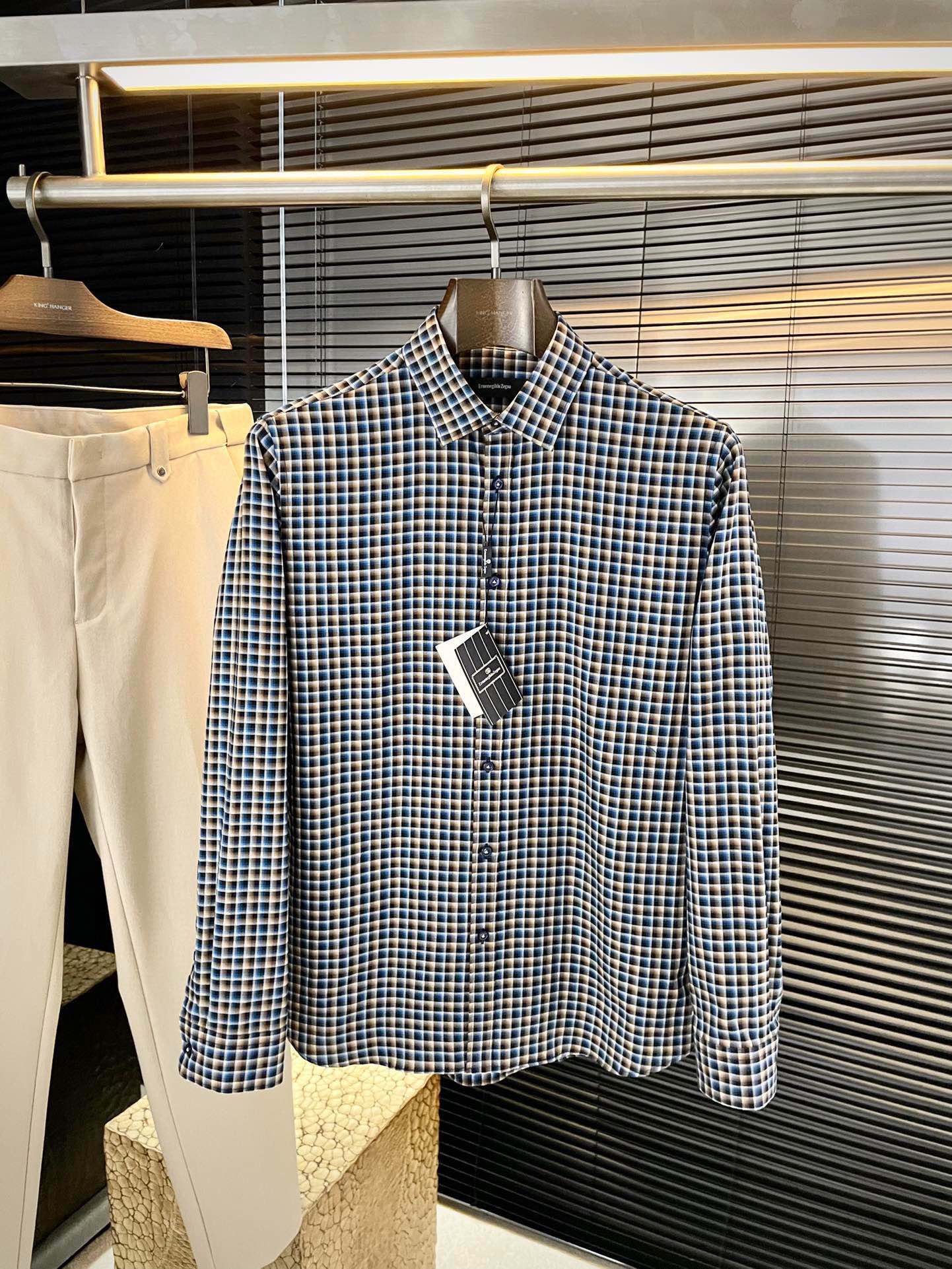 NO:623982,P Z Zegn (Emenia Ermenegildo Zegna) new autumn products, the same style as the stars, while reinterpreting classic elements, the latest trend accessories are favored by fashion people. The simple style makes you more personalized, and the cotton fabric shows the elegant gentleman style. The special shirt fabric presents you with a different high-end shirt. Soft and skin-friendly, smooth and delicate to the touch, straight to wear, and the cut is SLIM FIT. Absolutely crisp and handsome!  It is a slim-fitting style and is a good choice for daily wear or business occasions. It is high-quality and is perfect for business and casual wear!  Size 48-58,,zegna,shirts,alexander wang19860909P  Z Zegn（杰尼亚）秋季新品 明星同款 重新诠释经典元素的同时,最新潮流配饰 时尚人士的青睐 简约的风格令您更具个性,棉面料展现典雅绅士风范.特殊的衬衫面料为你呈现不一样的高定衬衣 绵软亲肤,手感柔滑细腻,穿着笔挺,剪裁属于SLIM FIT 绝对挺括帅气的版型！属于修身款式 百搭日常或者商务场合都是很好的选择,高品质的,商务休闲完美帅气驾驭！尺码 48-58,,zegna,shirts,alexander wang,Men's clothing