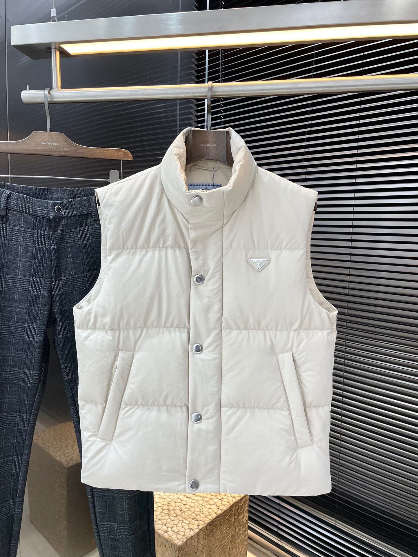 NO:623987,P PRAD (Pula) foreign trade export orders!  The authentic products from the counter are synchronized. Simple and comfortable commuter goose down vest. High-end and classy, customized with the highest grade 90 white goose down and a generous amount of down.  The fluffiness is excellent, the filling is full, it is light and does not weigh down the body, it is fashionable and simple, it is very suitable for sweaters and sweaters, and it has a high stand-up neckline that is windproof and warm. Original imported hardware button bag, original fabric, warm and stylish, zipper fly design, cold-proof and warm, every detail shows craftsmanship, three-standard accessories are complete... It is truly a work with zero error from the counter. Large products are genuine, seize the opportunity with intention. Purchasing level-recommended to keep money for yourself!  Size 48 to 56, prada, prada, hoodie, sweatshirts, sweaters, alexander wang19860909P  PRAD（普拉）外贸出口订单！ 专柜正品同步 简洁舒适的通勤鹅绒马甲.肩高端大气上档次,定制最高等90白鹅绒,充绒量杠杠的 蓬松度极好,填充物饱满,轻便不压身,时尚简约,内搭卫衣、毛衣都非常合适,高立领口防风保暖设计.原版进口五金纽扣袋,原版面料,保暖有型、拉链门襟设计,御寒保暖、处处细节显工艺,三标辅料细节齐全……真正做到与柜台0误差作品,大货就是正品,有心的把握机会吧.代购级别-推荐自留款！尺码 48一56,,prada,prada,hoodie,sweatshirts,sweaters,alexander wang,Men's clothing