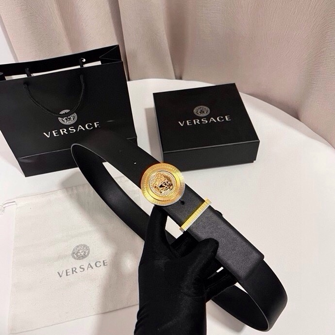 范思哲 这款皮带采用鳄鱼纹压花皮革制成，配有美杜莎大号搭扣和装饰性皮带环，4.0cm