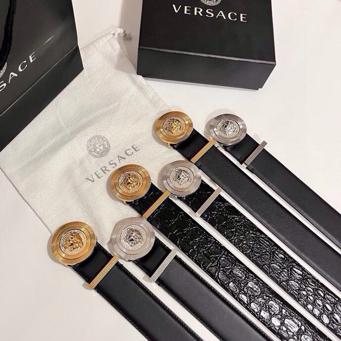 范思哲 这款皮带采用鳄鱼纹压花皮革制成，配有美杜莎大号搭扣和装饰性皮带环，4.0cm