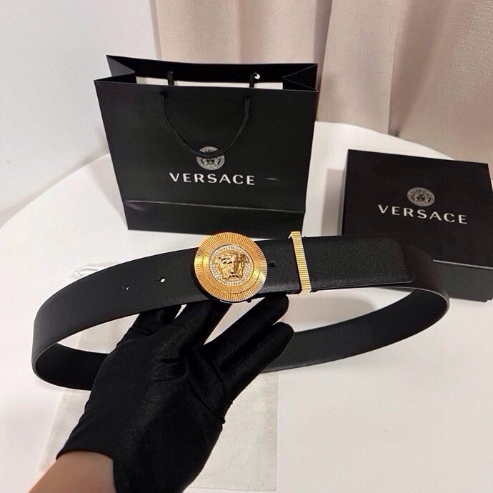 范思哲 这款皮带采用鳄鱼纹压花皮革制成，配有美杜莎大号搭扣和装饰性皮带环，4.0cm