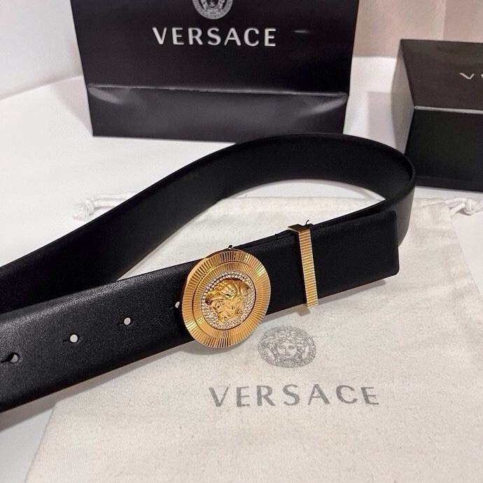 范思哲 这款皮带采用鳄鱼纹压花皮革制成，配有美杜莎大号搭扣和装饰性皮带环，4.0cm