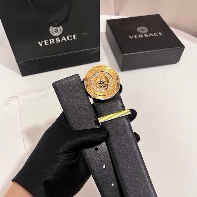 范思哲 这款皮带采用鳄鱼纹压花皮革制成，配有美杜莎大号搭扣和装饰性皮带环，4.0cm