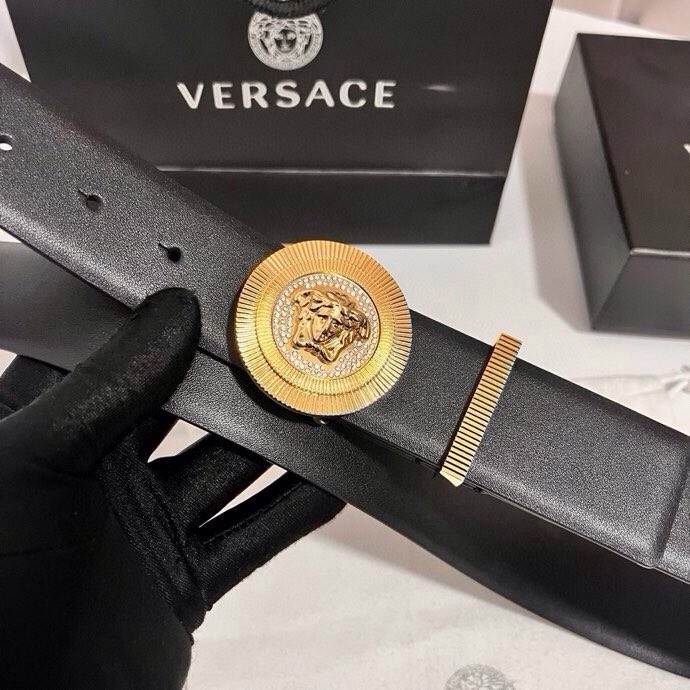 范思哲 这款皮带采用鳄鱼纹压花皮革制成，配有美杜莎大号搭扣和装饰性皮带环，4.0cm