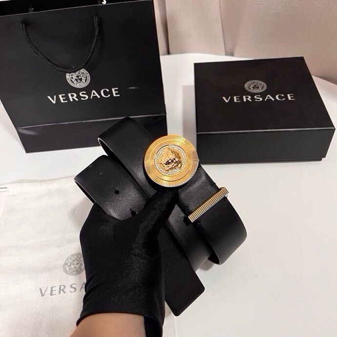 范思哲 这款皮带采用鳄鱼纹压花皮革制成，配有美杜莎大号搭扣和装饰性皮带环，4.0cm