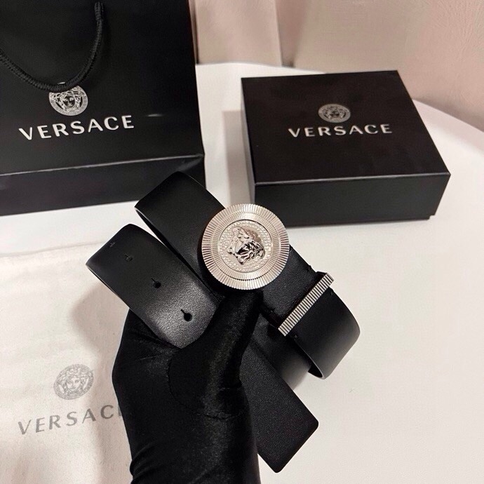 范思哲 这款皮带采用鳄鱼纹压花皮革制成，配有美杜莎大号搭扣和装饰性皮带环，4.0cm