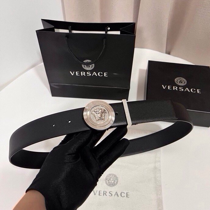 范思哲 这款皮带采用鳄鱼纹压花皮革制成，配有美杜莎大号搭扣和装饰性皮带环，4.0cm