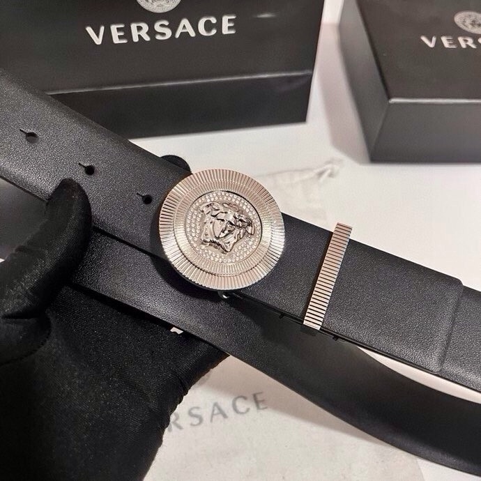 范思哲 这款皮带采用鳄鱼纹压花皮革制成，配有美杜莎大号搭扣和装饰性皮带环，4.0cm