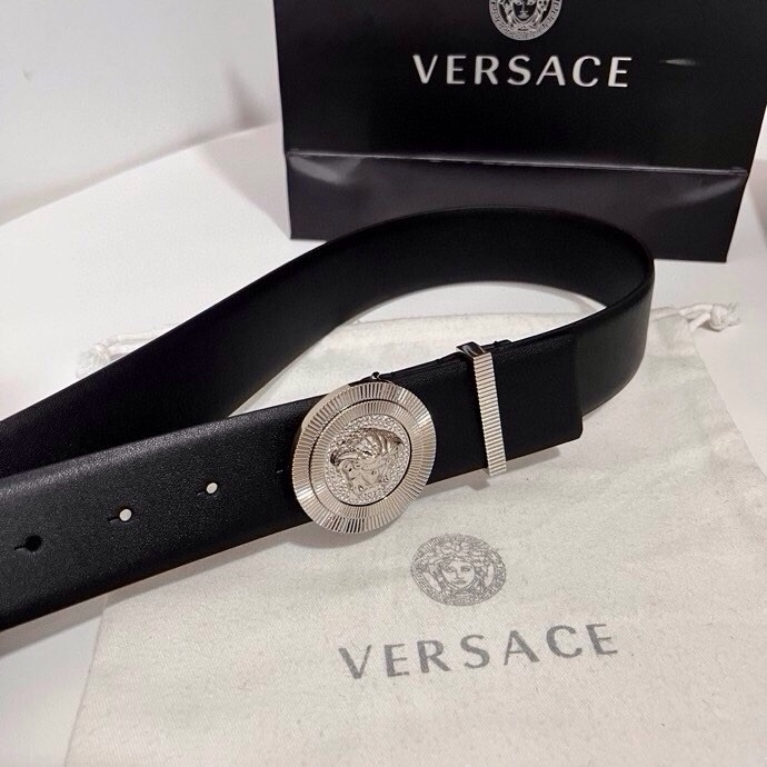 范思哲 这款皮带采用鳄鱼纹压花皮革制成，配有美杜莎大号搭扣和装饰性皮带环，4.0cm