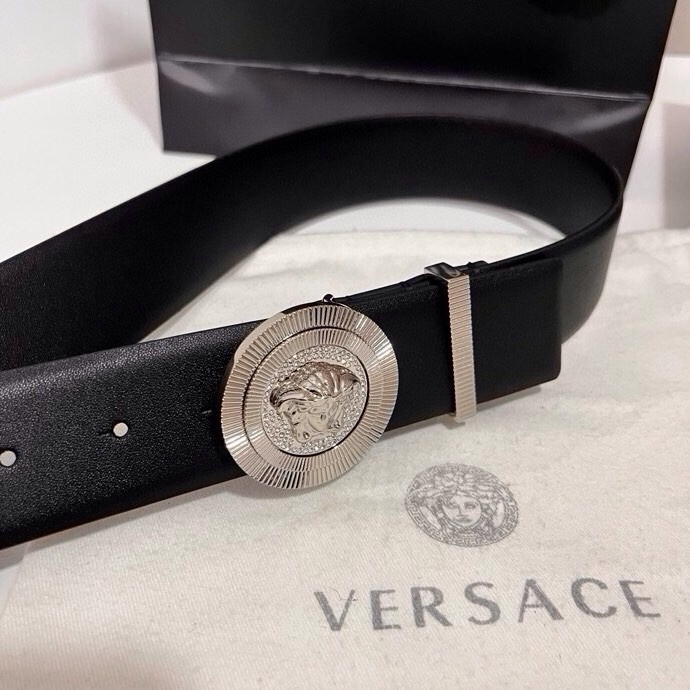 范思哲 这款皮带采用鳄鱼纹压花皮革制成，配有美杜莎大号搭扣和装饰性皮带环，4.0cm