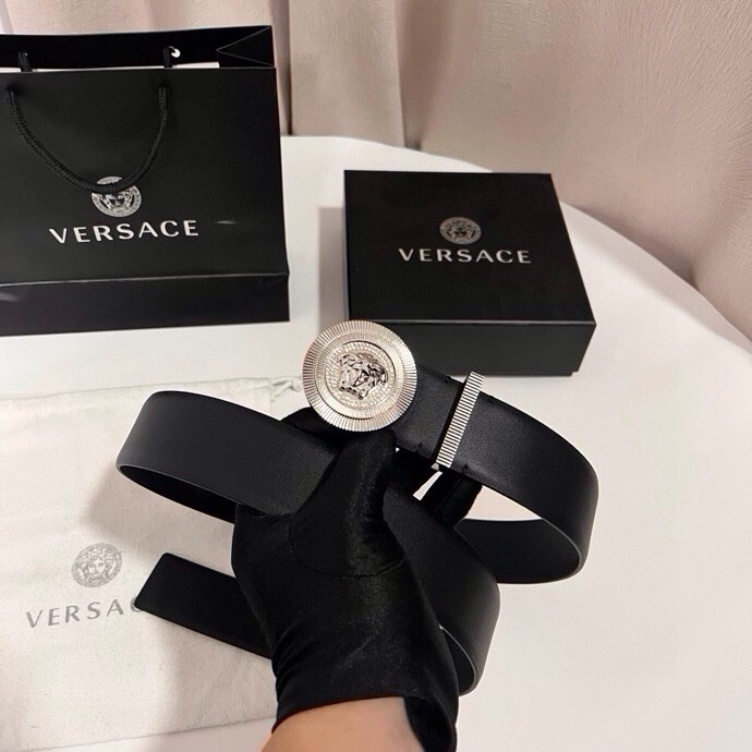 范思哲 这款皮带采用鳄鱼纹压花皮革制成，配有美杜莎大号搭扣和装饰性皮带环，4.0cm