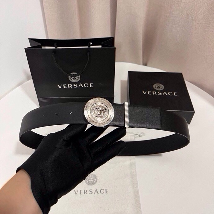 范思哲 这款皮带采用鳄鱼纹压花皮革制成，配有美杜莎大号搭扣和装饰性皮带环，4.0cm