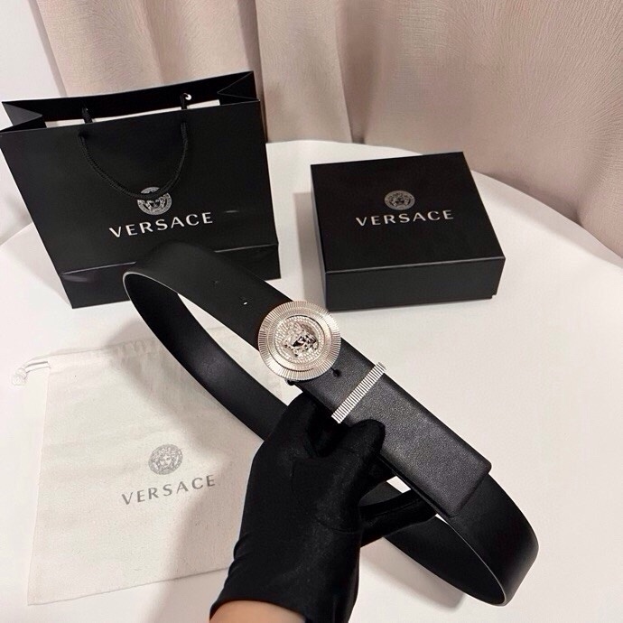 范思哲 这款皮带采用鳄鱼纹压花皮革制成，配有美杜莎大号搭扣和装饰性皮带环，4.0cm