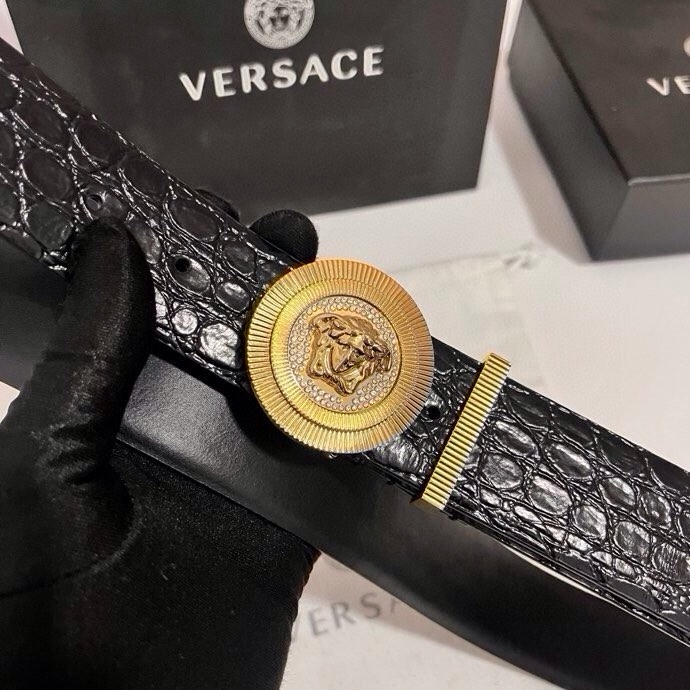 范思哲 这款皮带采用鳄鱼纹压花皮革制成，配有美杜莎大号搭扣和装饰性皮带环，4.0cm