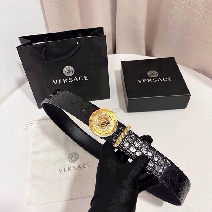 范思哲 这款皮带采用鳄鱼纹压花皮革制成，配有美杜莎大号搭扣和装饰性皮带环，4.0cm