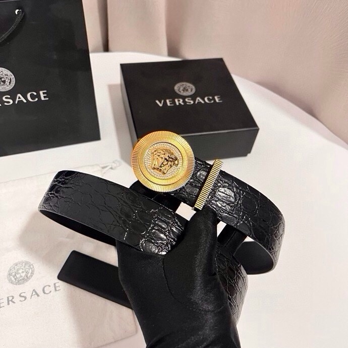 范思哲 这款皮带采用鳄鱼纹压花皮革制成，配有美杜莎大号搭扣和装饰性皮带环，4.0cm