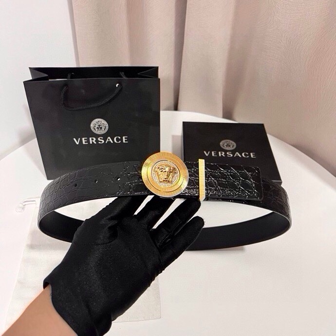 范思哲 这款皮带采用鳄鱼纹压花皮革制成，配有美杜莎大号搭扣和装饰性皮带环，4.0cm